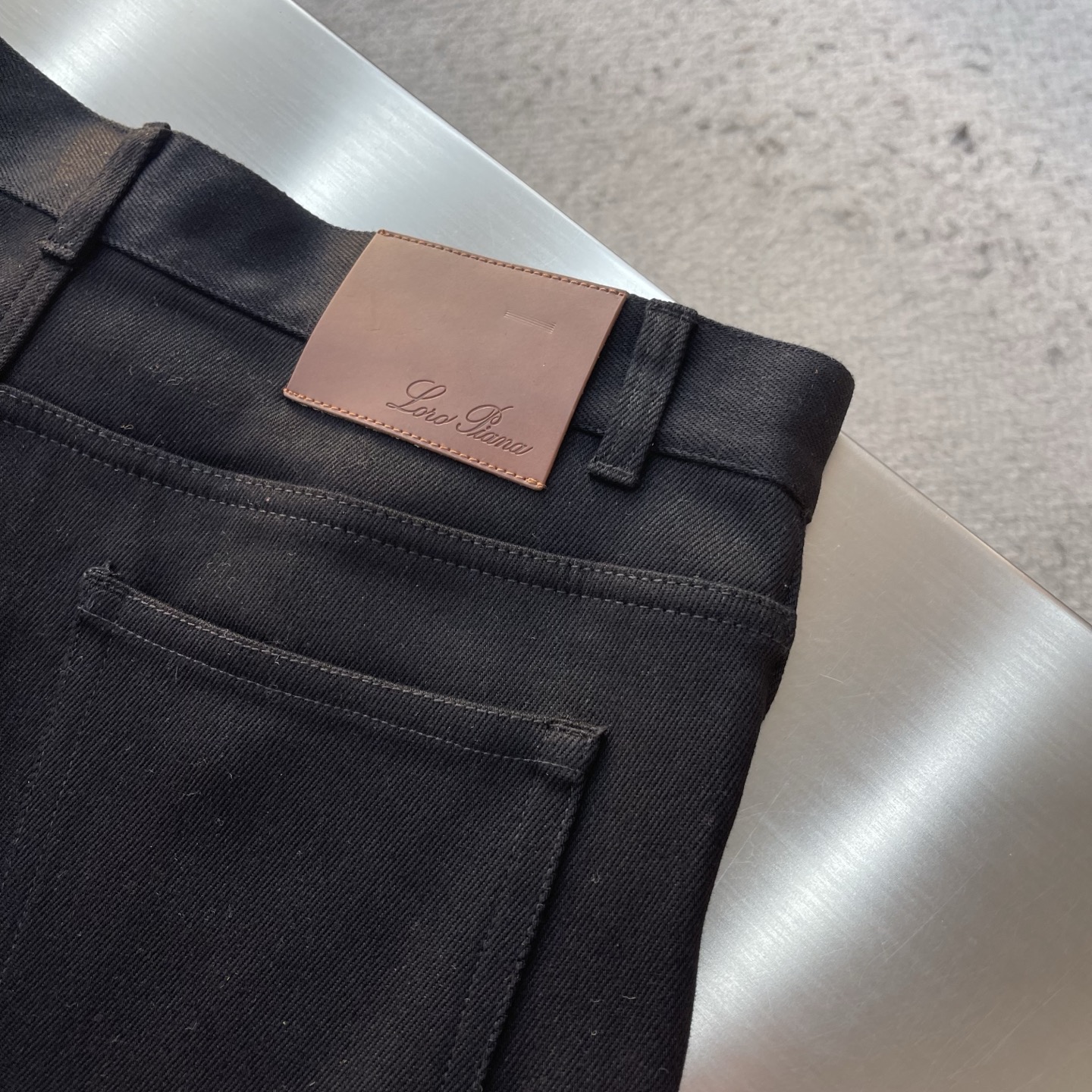 -Loro Piana Quarona 男士五口袋牛仔长裤采用棉质混纺牛仔面料制成，成衣染色和精致细节、