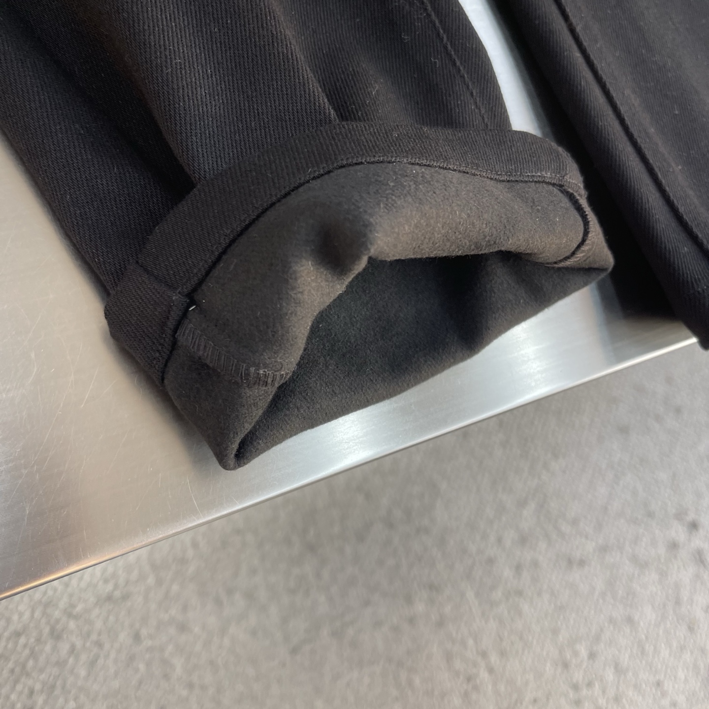 -Loro Piana Quarona 男士五口袋牛仔长裤采用棉质混纺牛仔面料制成，成衣染色和精致细节、