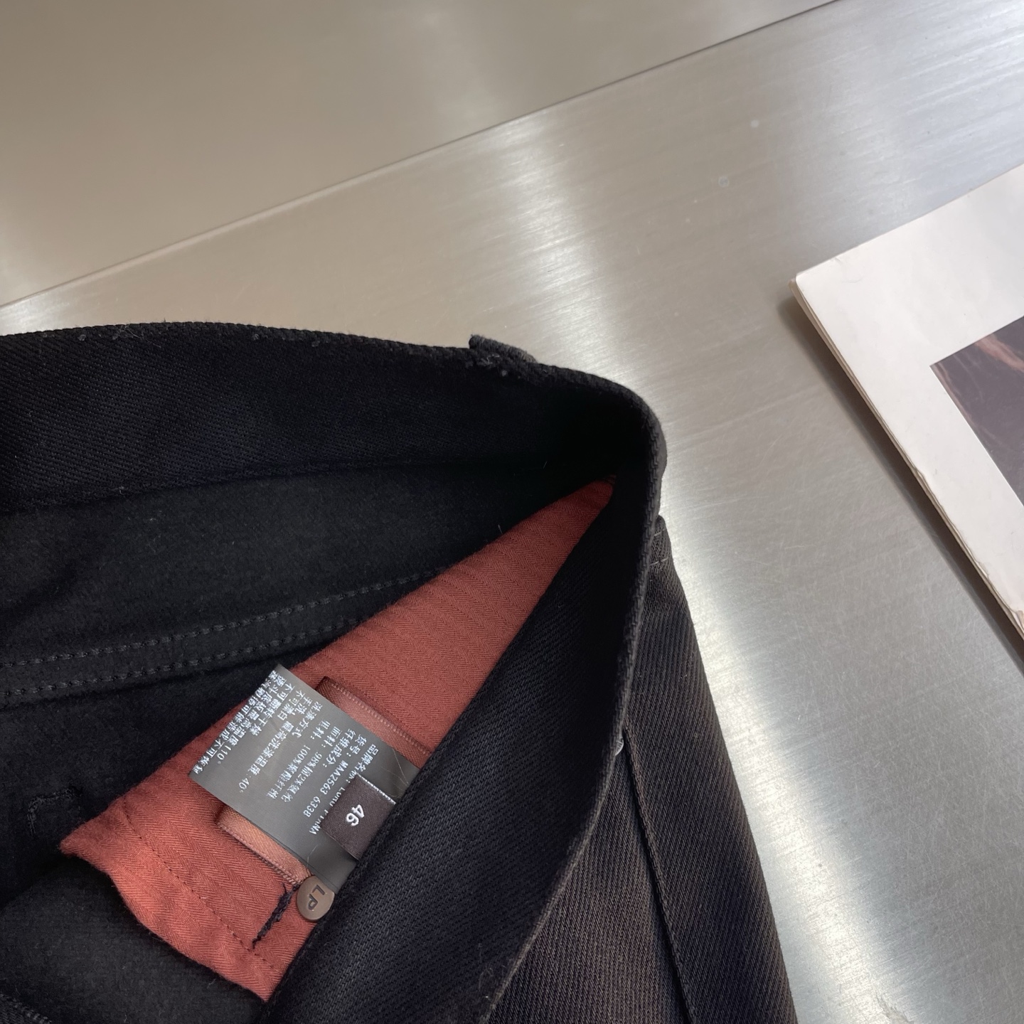 -Loro Piana Quarona 男士五口袋牛仔长裤采用棉质混纺牛仔面料制成，成衣染色和精致细节、