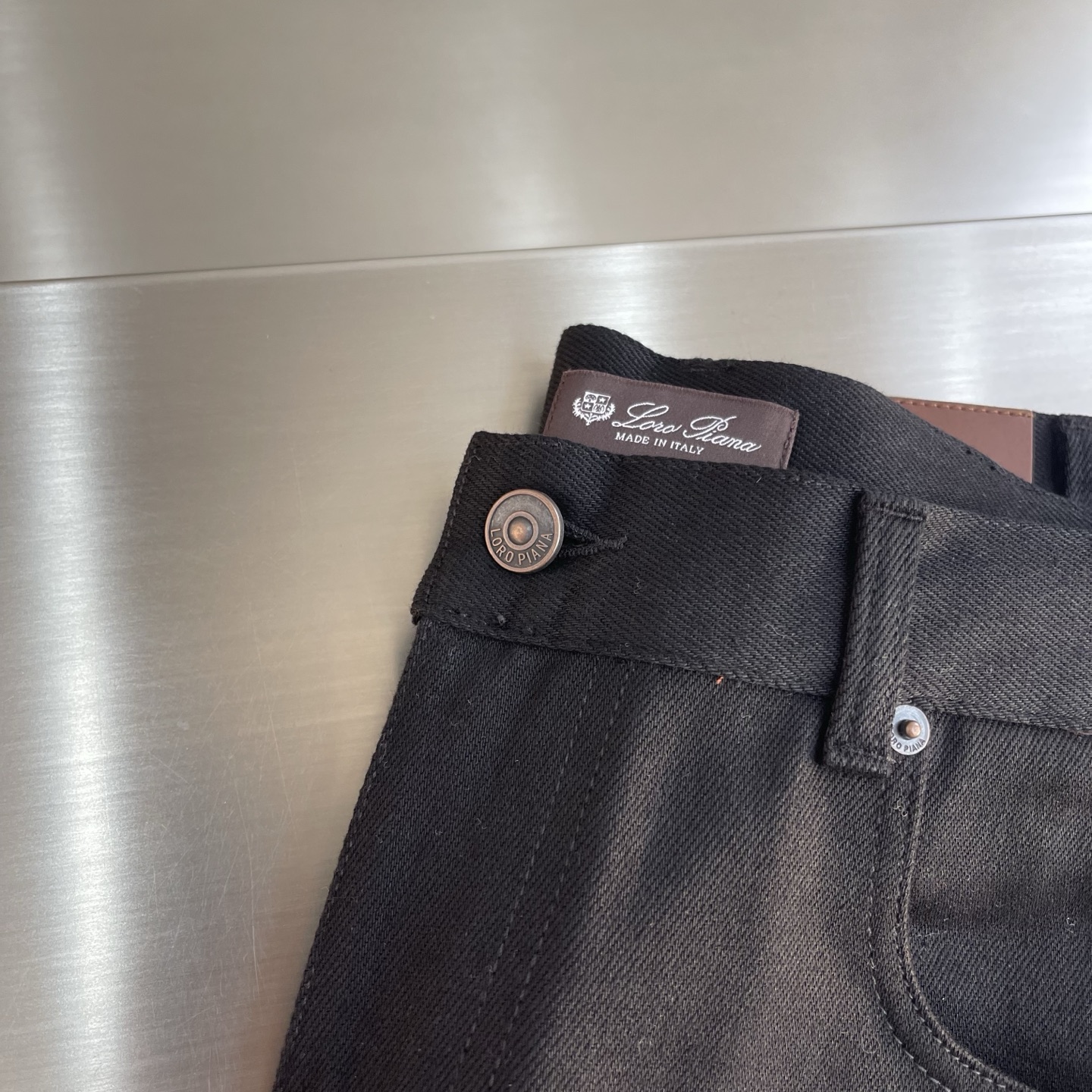 -Loro Piana Quarona 男士五口袋牛仔长裤采用棉质混纺牛仔面料制成，成衣染色和精致细节、