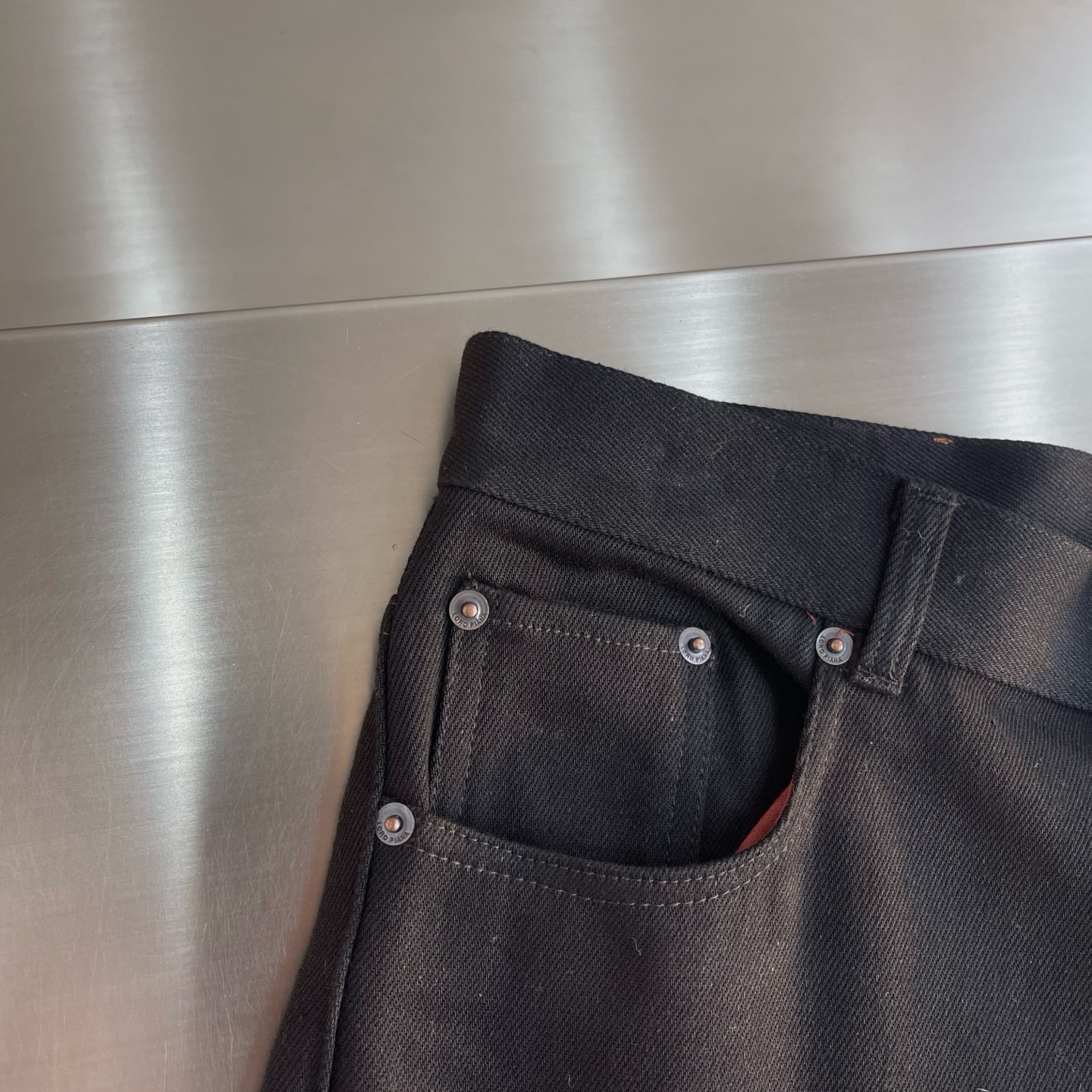 -Loro Piana Quarona 男士五口袋牛仔长裤采用棉质混纺牛仔面料制成，成衣染色和精致细节、