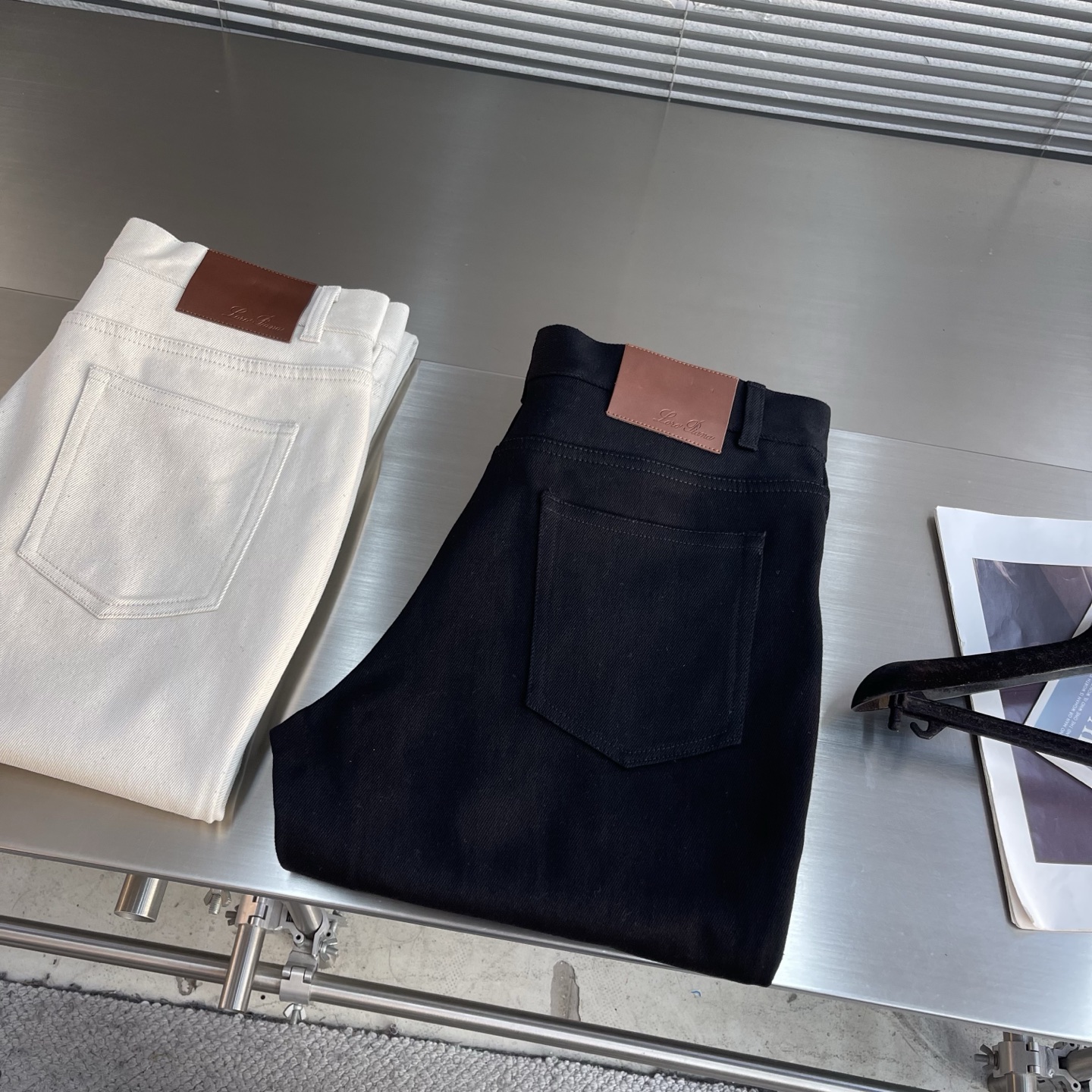 -Loro Piana Quarona 男士五口袋牛仔长裤采用棉质混纺牛仔面料制成，成衣染色和精致细节、