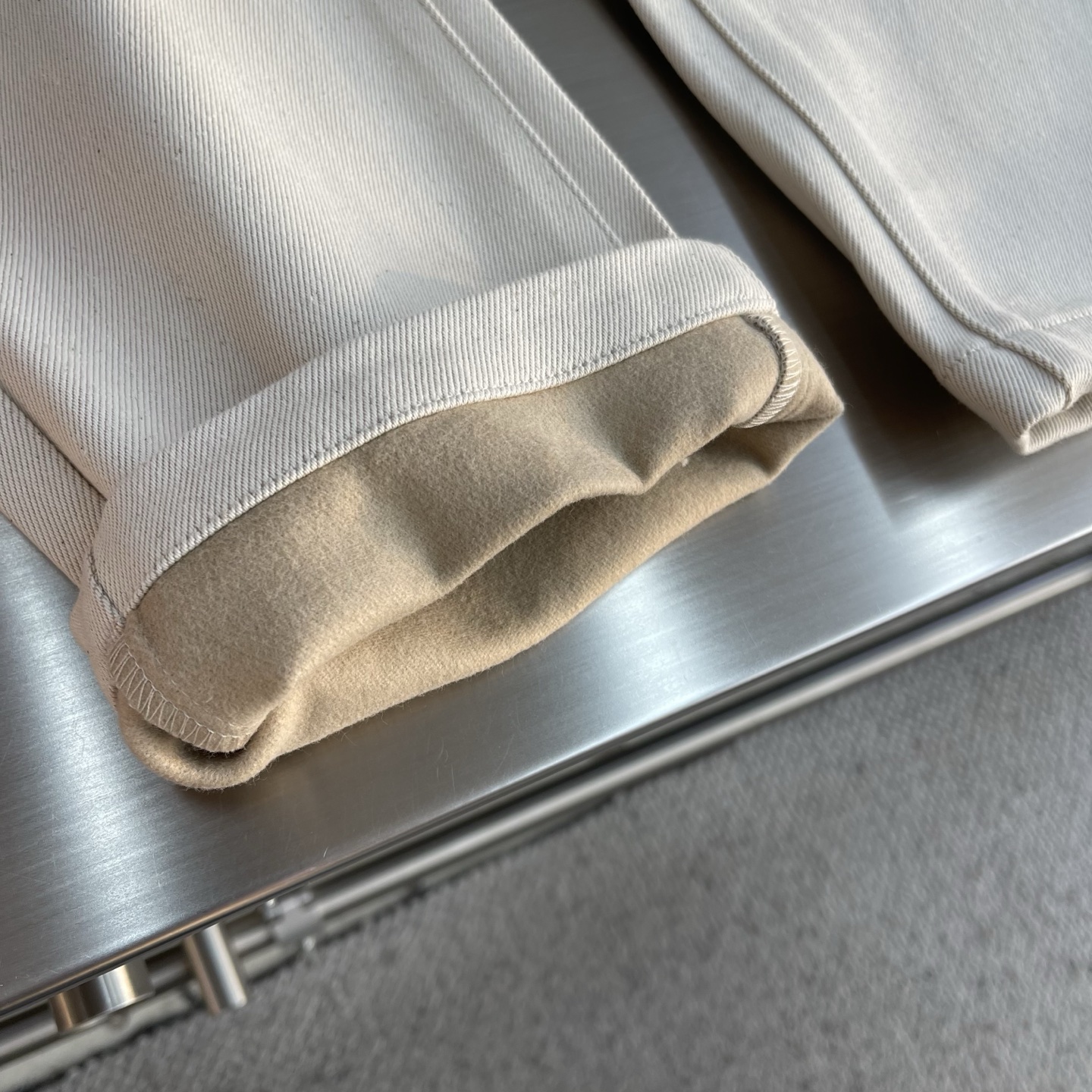 -Loro Piana Quarona 男士五口袋牛仔长裤采用棉质混纺牛仔面料制成，成衣染色和精致细节、