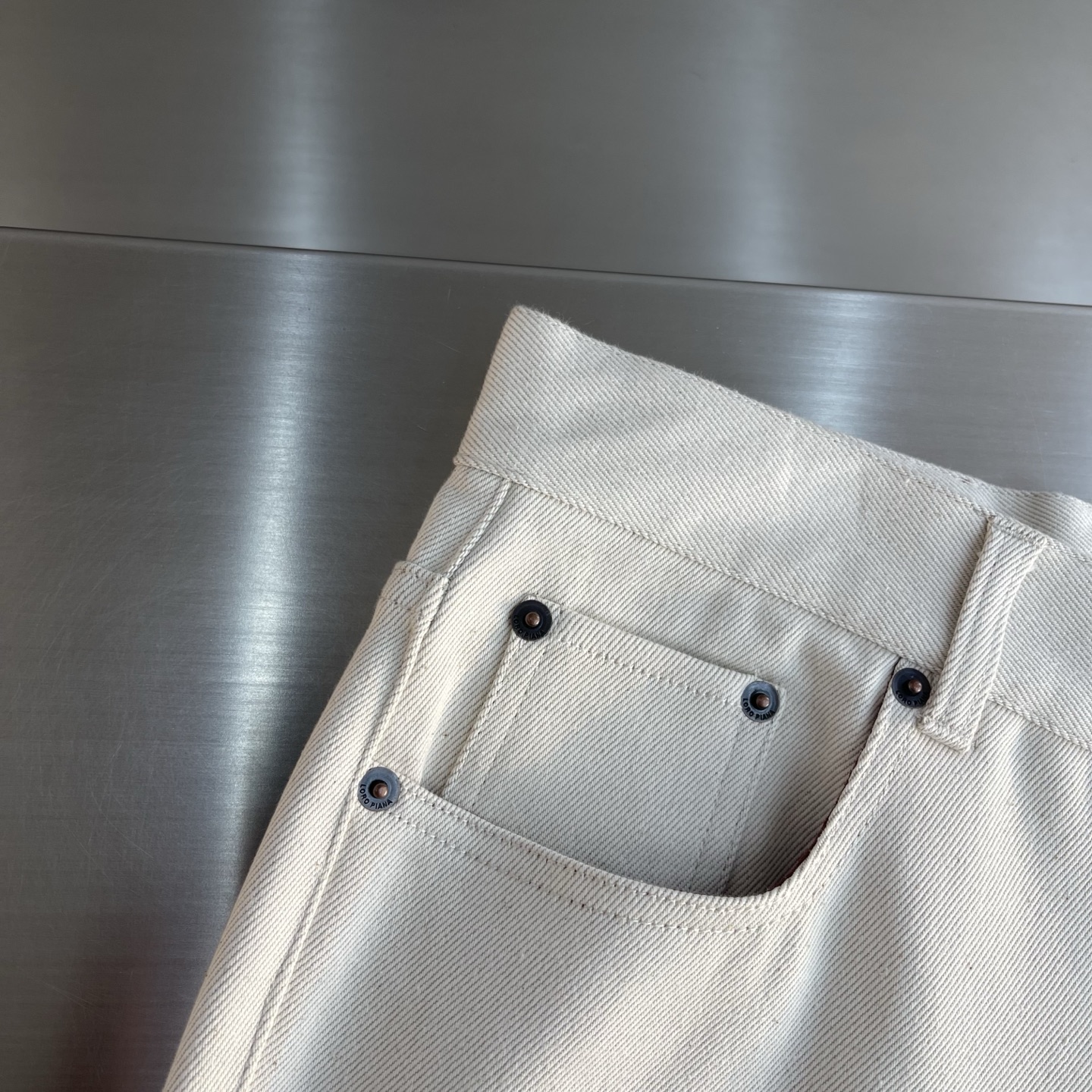 -Loro Piana Quarona 男士五口袋牛仔长裤采用棉质混纺牛仔面料制成，成衣染色和精致细节、