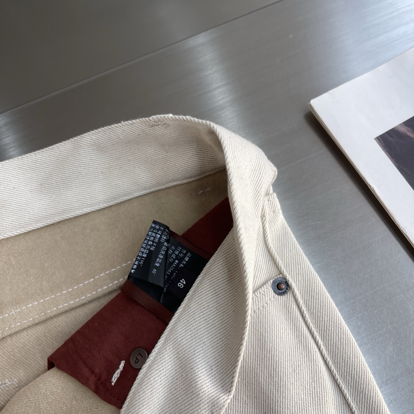 -Loro Piana Quarona 男士五口袋牛仔长裤采用棉质混纺牛仔面料制成，成衣染色和精致细节、