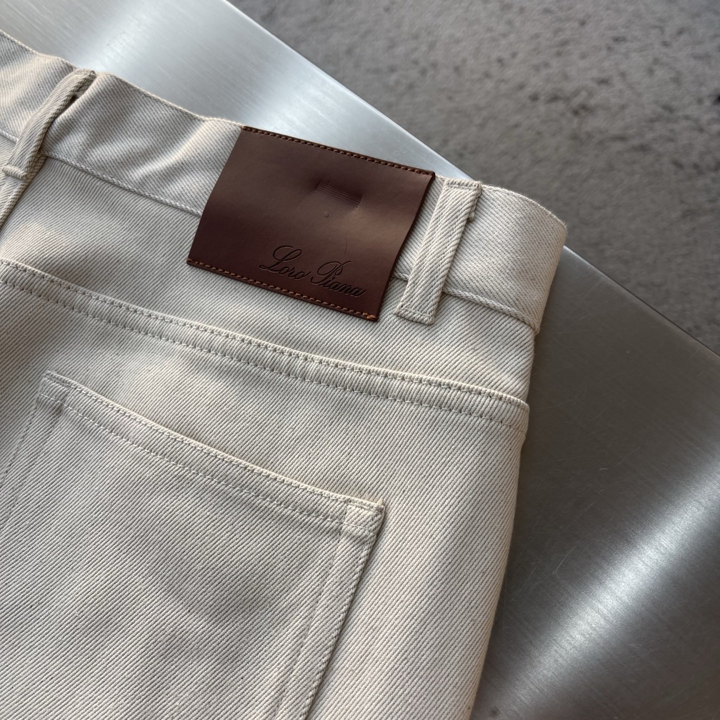 -Loro Piana Quarona 男士五口袋牛仔长裤采用棉质混纺牛仔面料制成，成衣染色和精致细节、