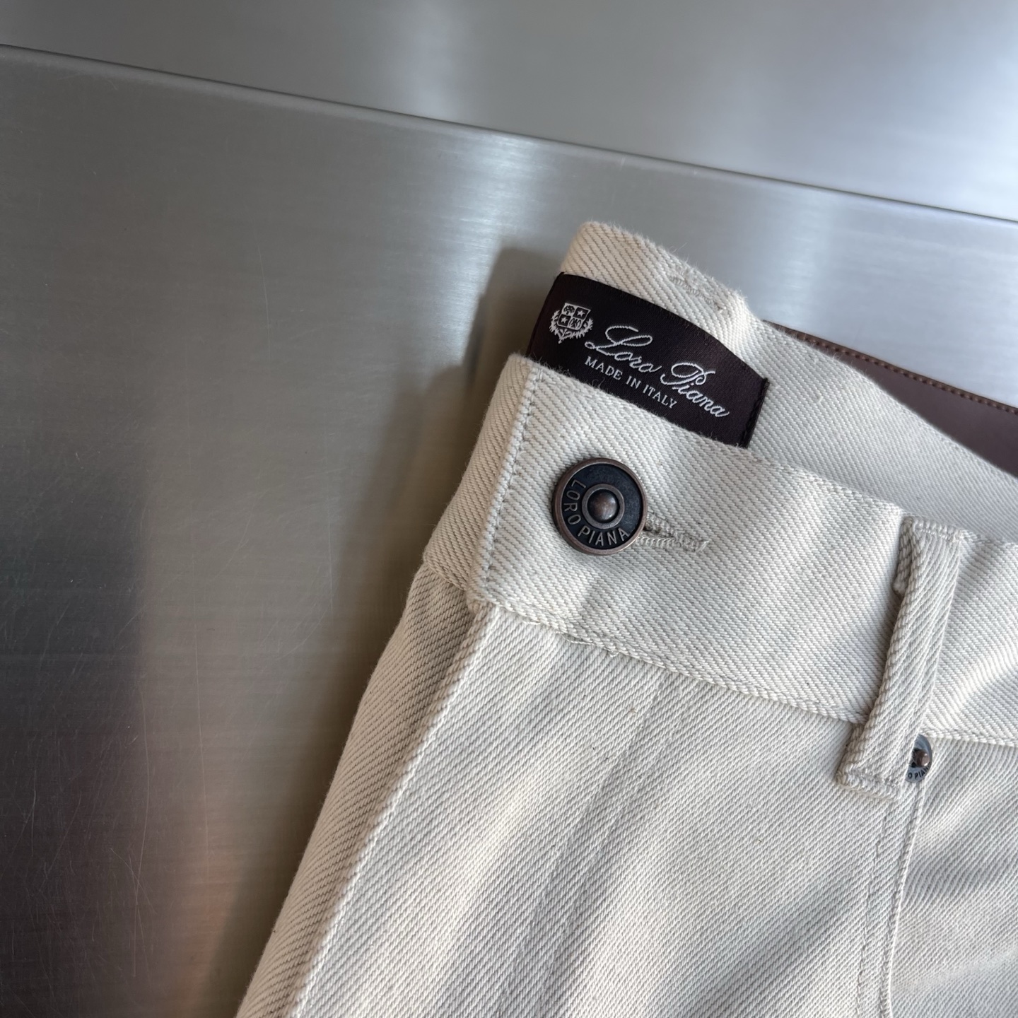 -Loro Piana Quarona 男士五口袋牛仔长裤采用棉质混纺牛仔面料制成，成衣染色和精致细节、