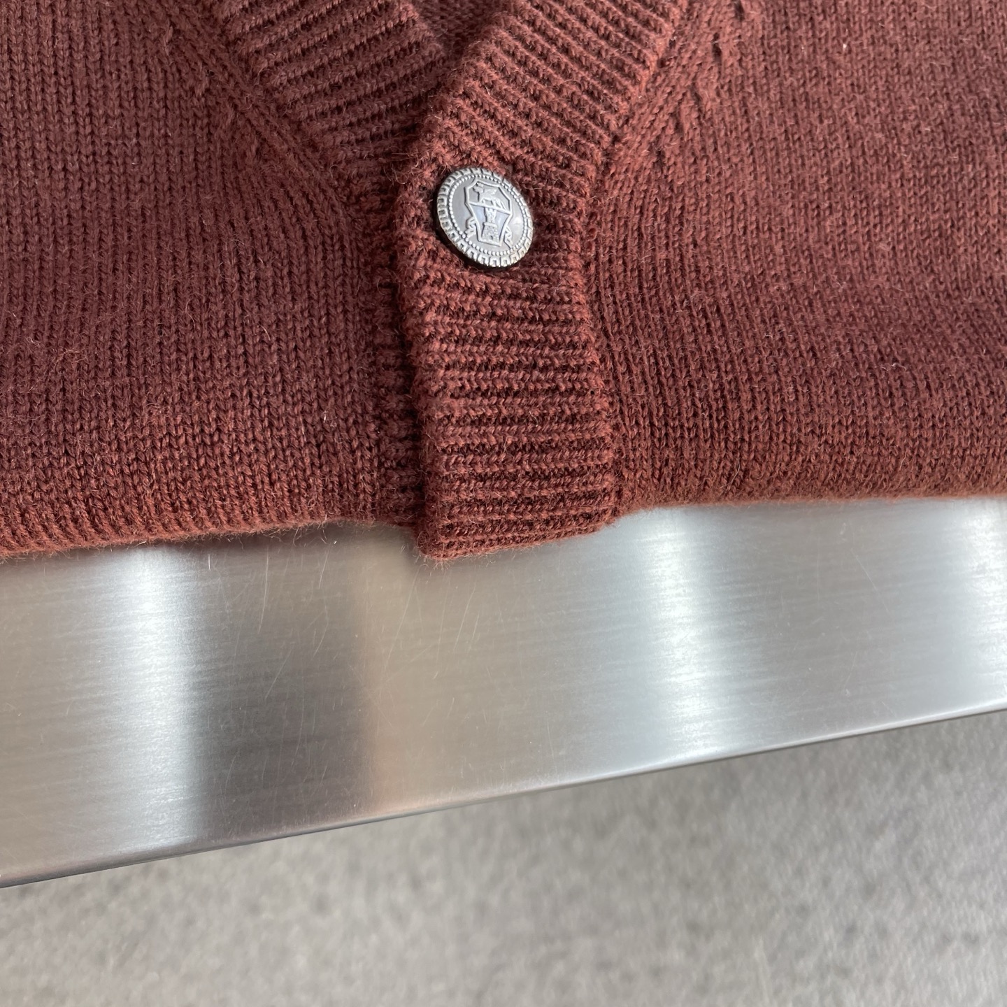 -BC 文艺复兴罗纹领边100%羊毛开衫毛衣这款100%羊毛开衫对于追求卓越品质与极致舒适体验的时尚人士