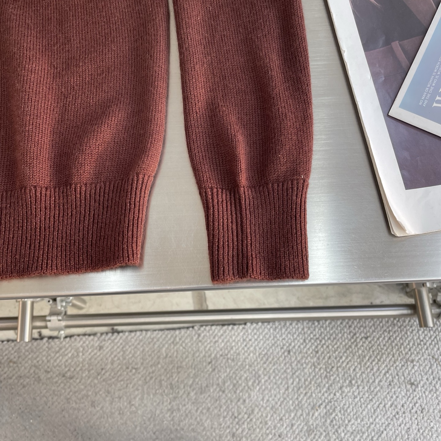 -BC 文艺复兴罗纹领边100%羊毛开衫毛衣这款100%羊毛开衫对于追求卓越品质与极致舒适体验的时尚人士