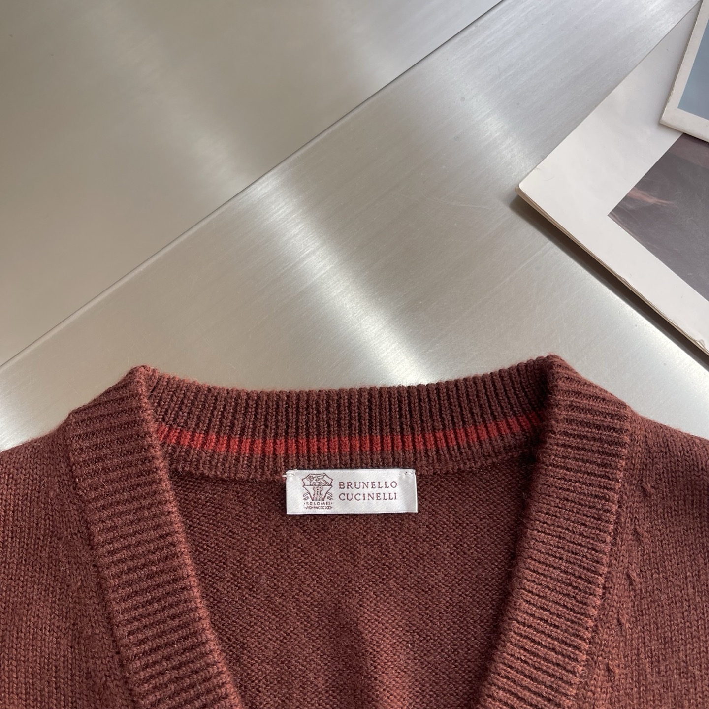 -BC 文艺复兴罗纹领边100%羊毛开衫毛衣这款100%羊毛开衫对于追求卓越品质与极致舒适体验的时尚人士