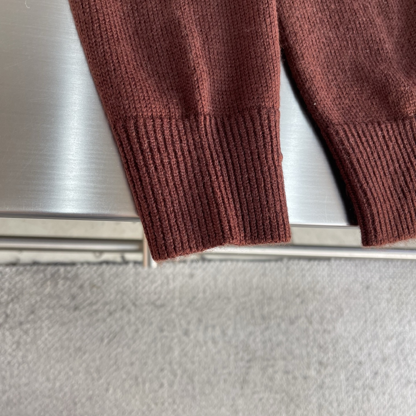 -BC 文艺复兴罗纹领边100%羊毛开衫毛衣这款100%羊毛开衫对于追求卓越品质与极致舒适体验的时尚人士