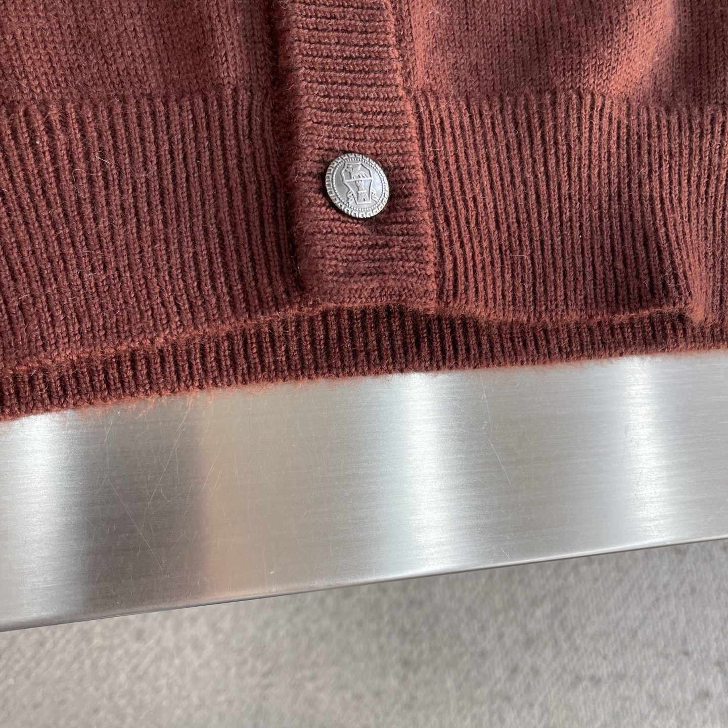 -BC 文艺复兴罗纹领边100%羊毛开衫毛衣这款100%羊毛开衫对于追求卓越品质与极致舒适体验的时尚人士