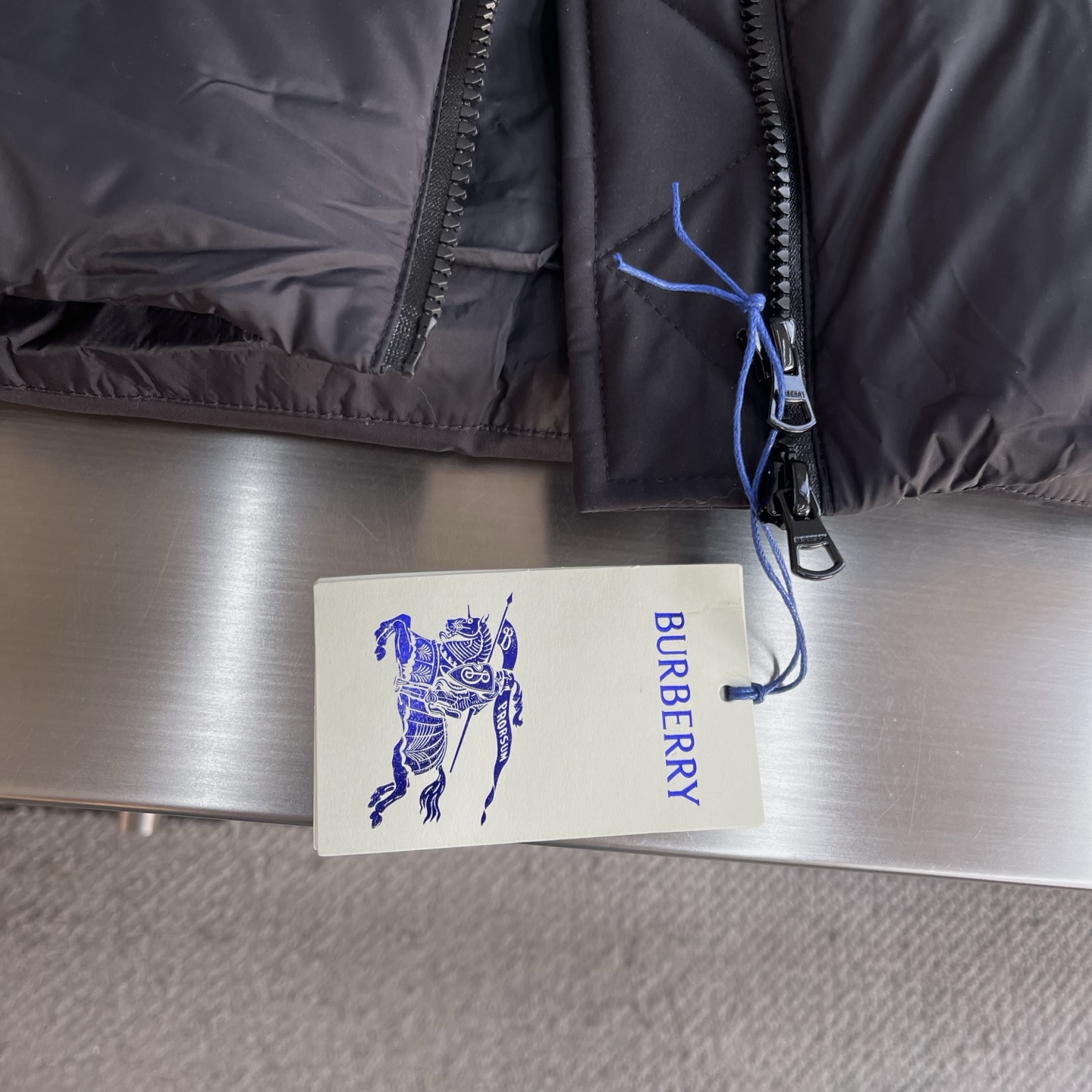 -BBR 25冬季新款羽绒外套袖子可拆卸，一衣2穿。品相非常完美，内里新国标90白鸭绒填充，舒适保暖，非