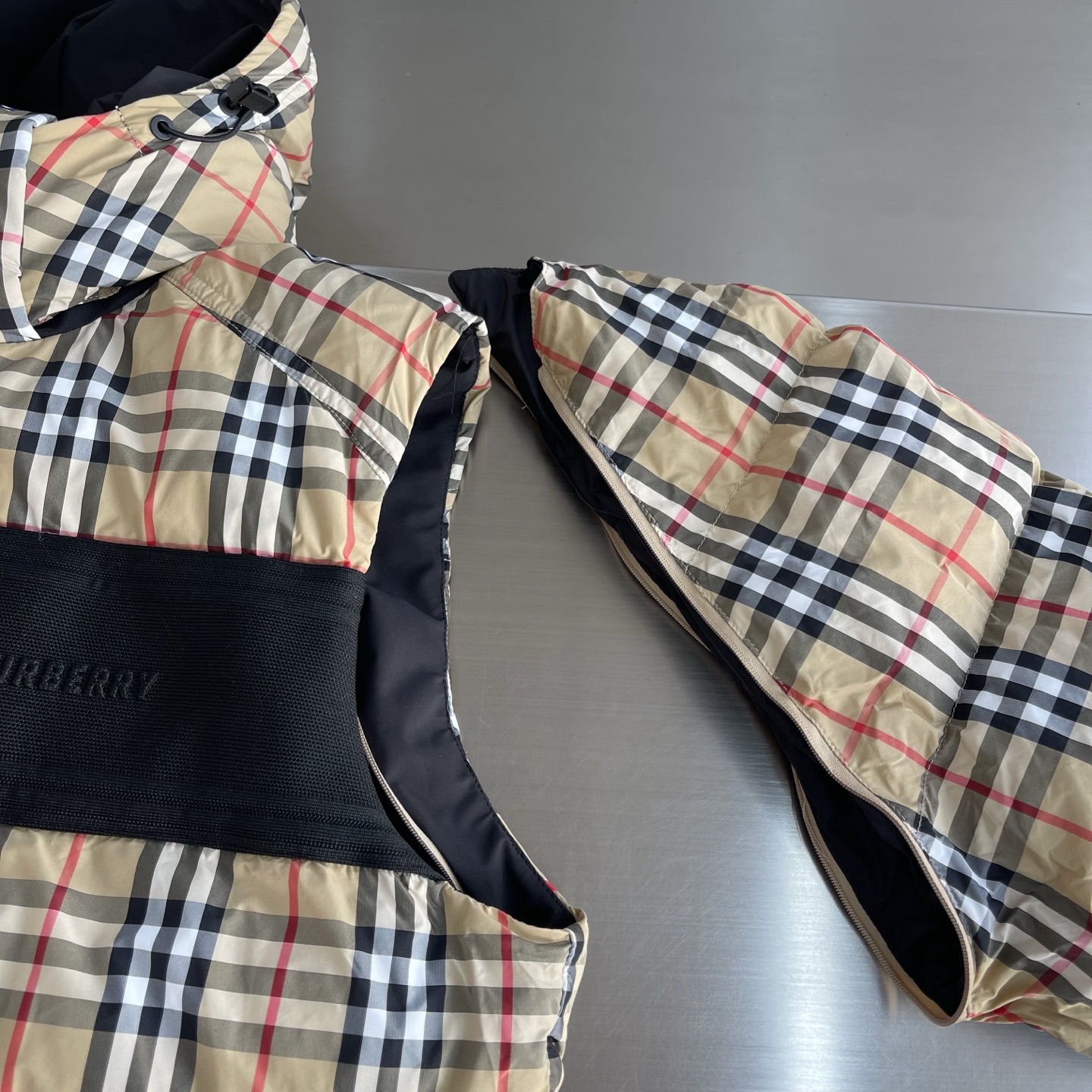 -BBR 25冬季新款羽绒外套袖子可拆卸，一衣2穿。品相非常完美，内里新国标90白鸭绒填充，舒适保暖，非