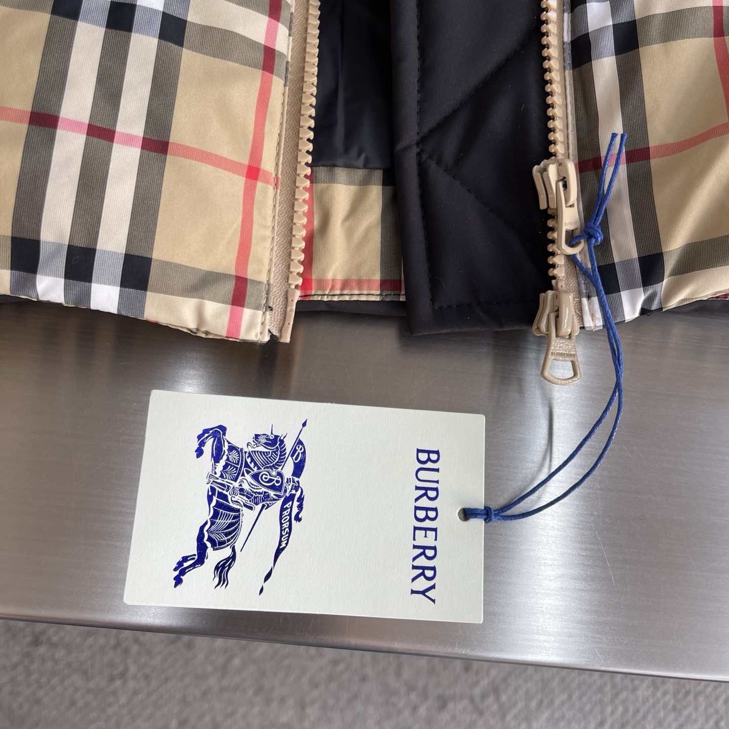 -BBR 25冬季新款羽绒外套袖子可拆卸，一衣2穿。品相非常完美，内里新国标90白鸭绒填充，舒适保暖，非