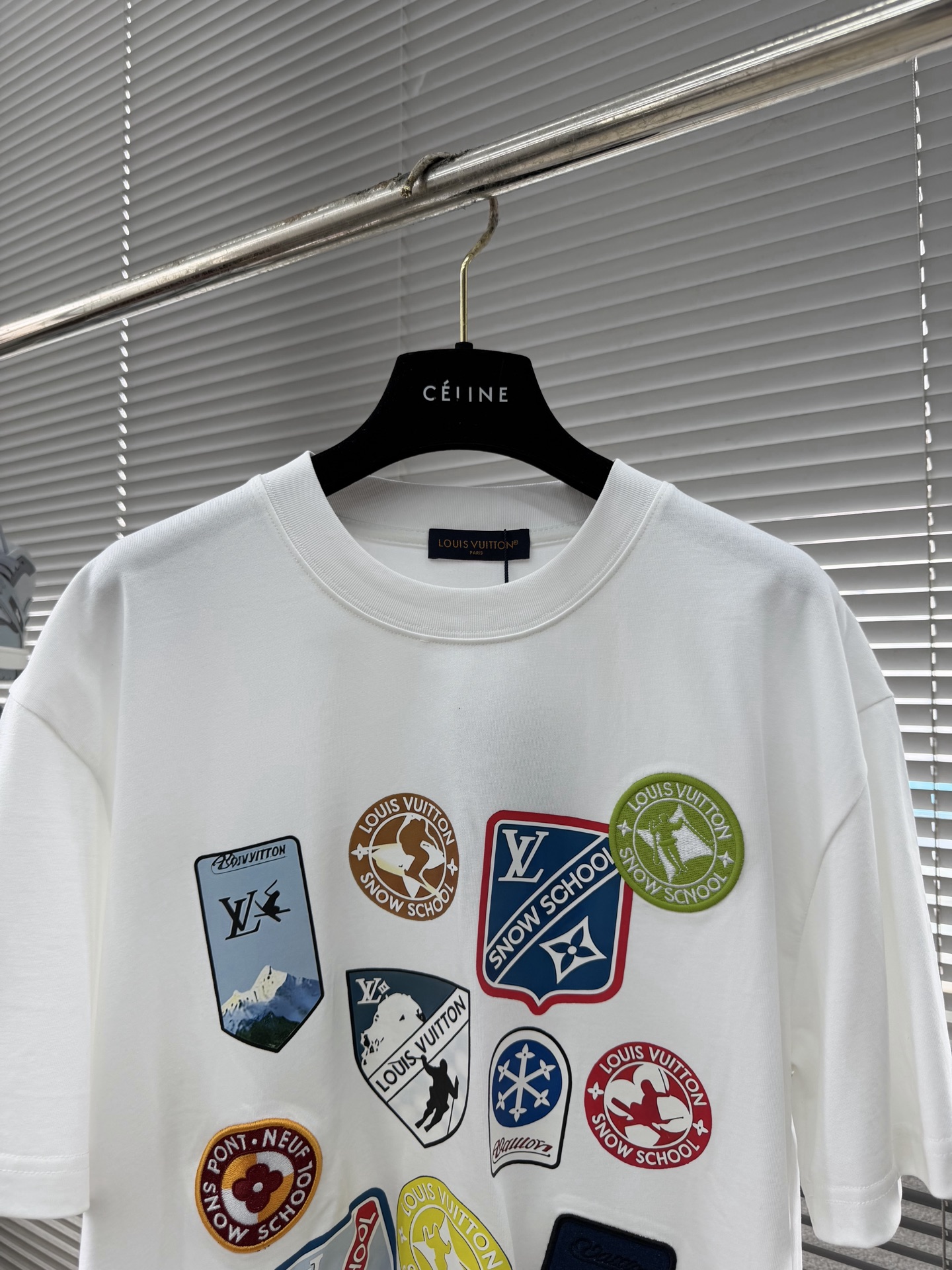 -驴牌 2026春夏短袖，以多logo排列印花主调，加入定制章仔logo，巧妙融入最新logo元素，打破