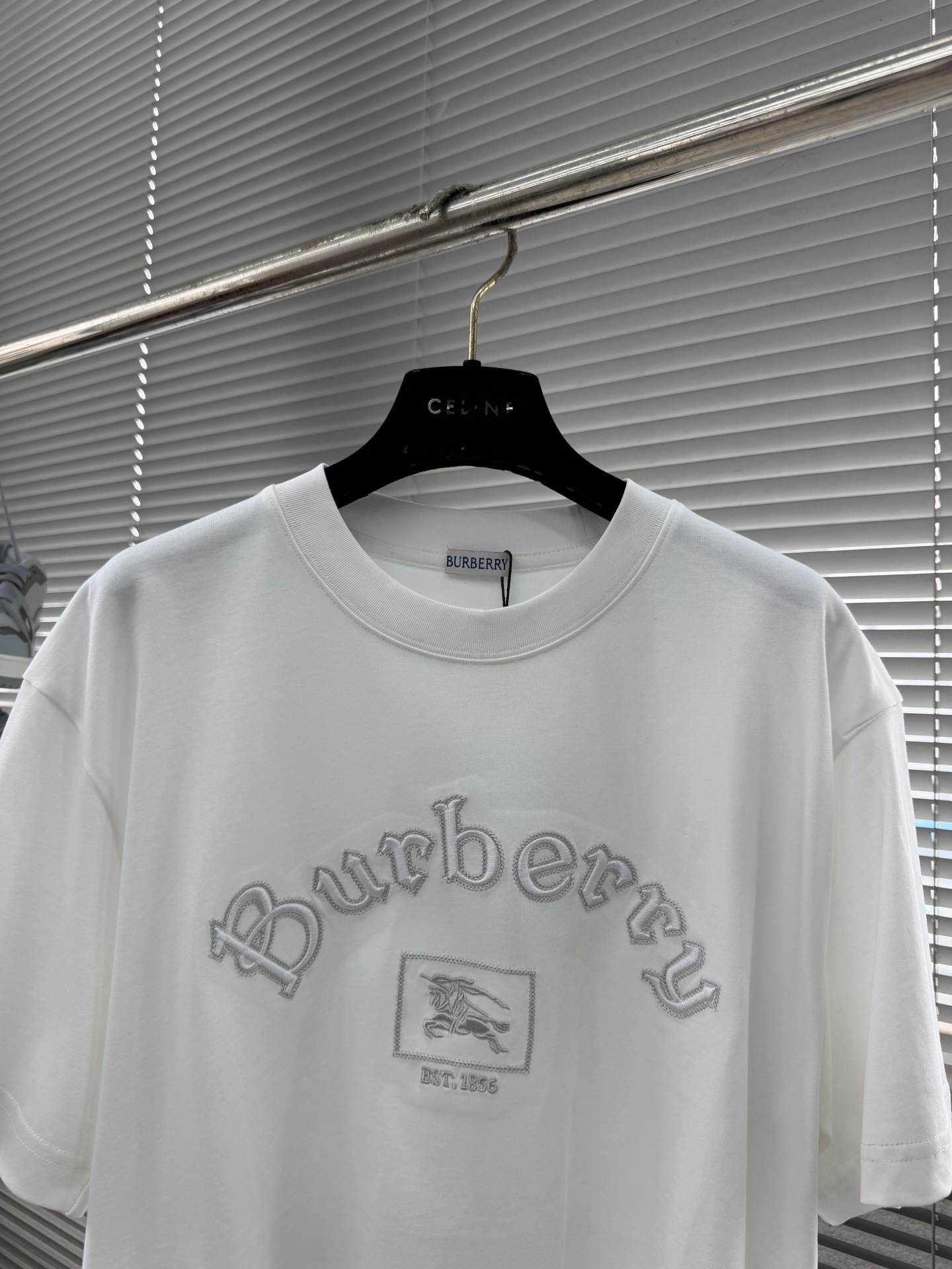 -BBR    新品刺绣T恤.男女同款.胸前经典刺绣Logo设计，正面有品牌名称和骑士徽标，英伦风满满。
