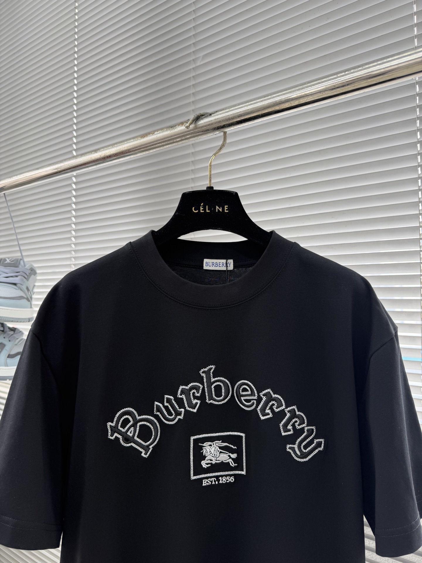 -BBR    新品刺绣T恤.男女同款.胸前经典刺绣Logo设计，正面有品牌名称和骑士徽标，英伦风满满。