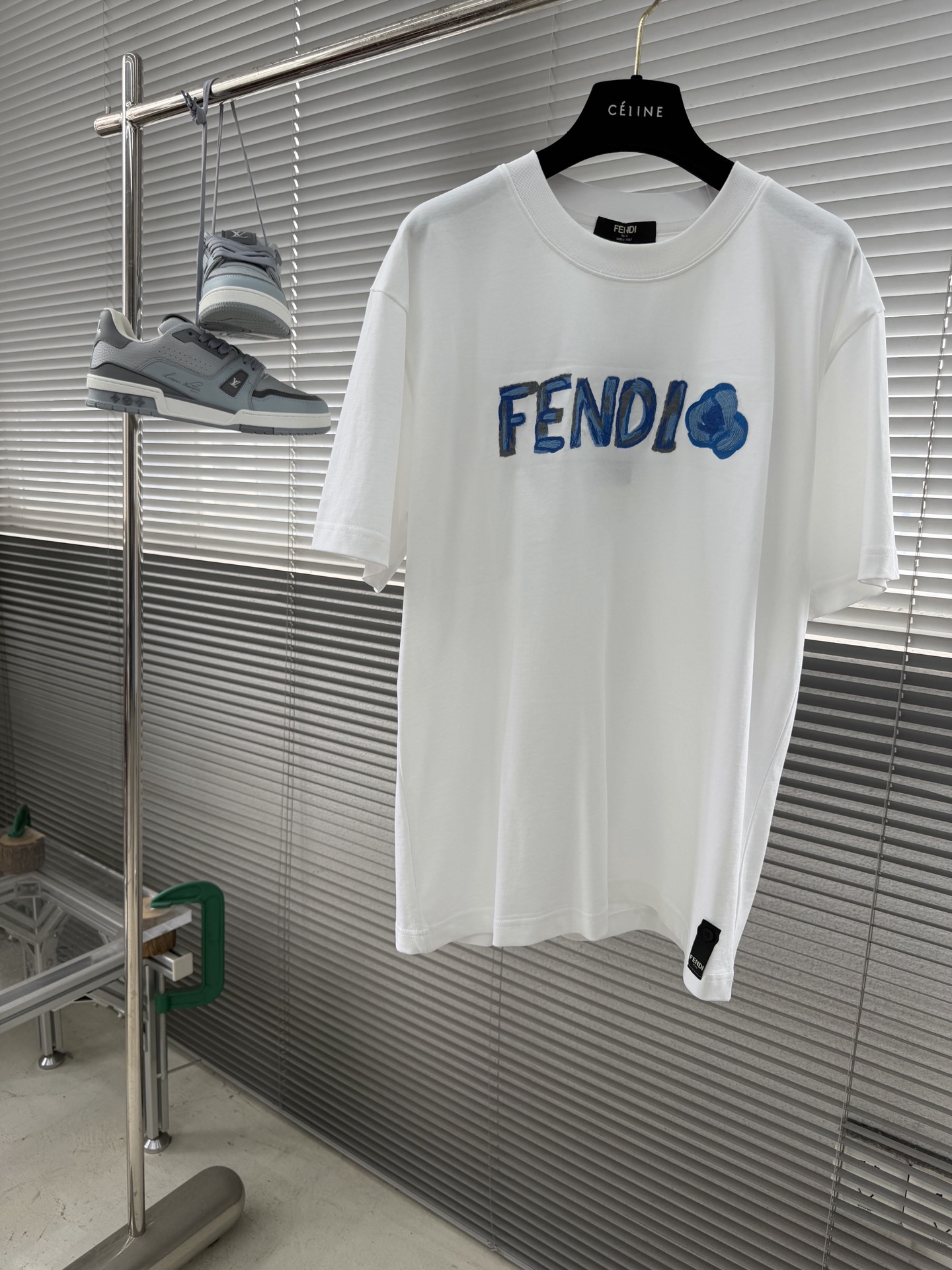 -FEND     2026春夏短袖，以多彩色贴布刺绣为主调，巧妙融入刺绣字母l元素，打破传统短袖的单调