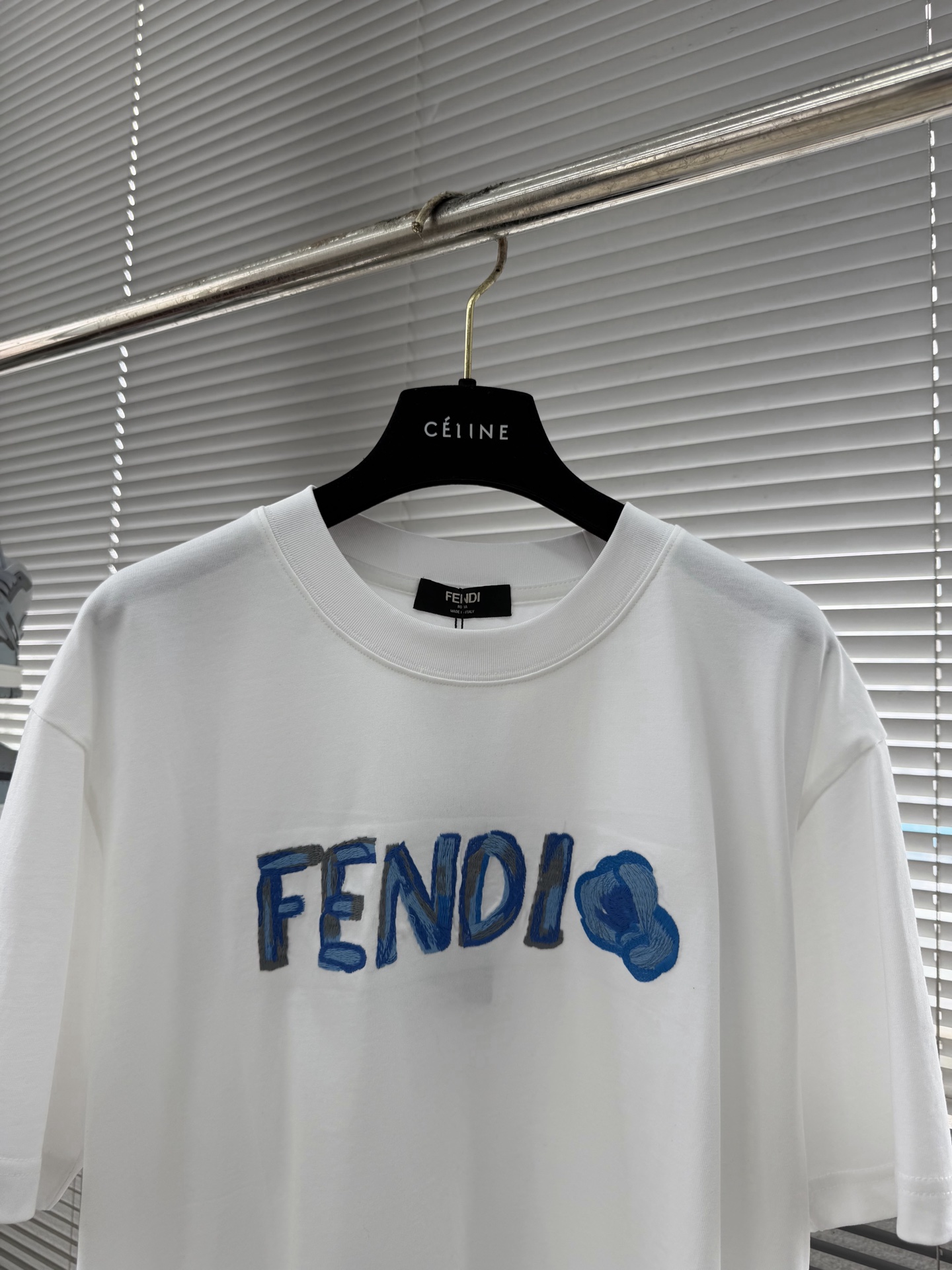 -FEND     2026春夏短袖，以多彩色贴布刺绣为主调，巧妙融入刺绣字母l元素，打破传统短袖的单调
