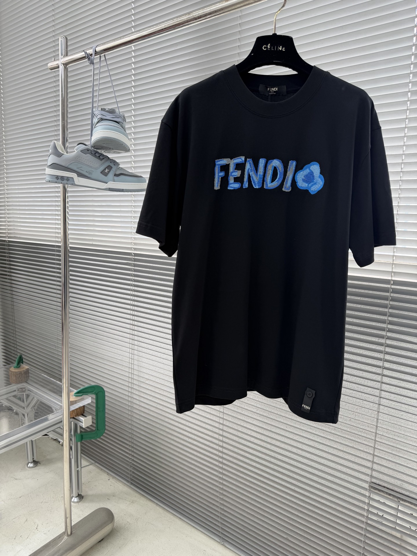 -FEND     2026春夏短袖，以多彩色贴布刺绣为主调，巧妙融入刺绣字母l元素，打破传统短袖的单调
