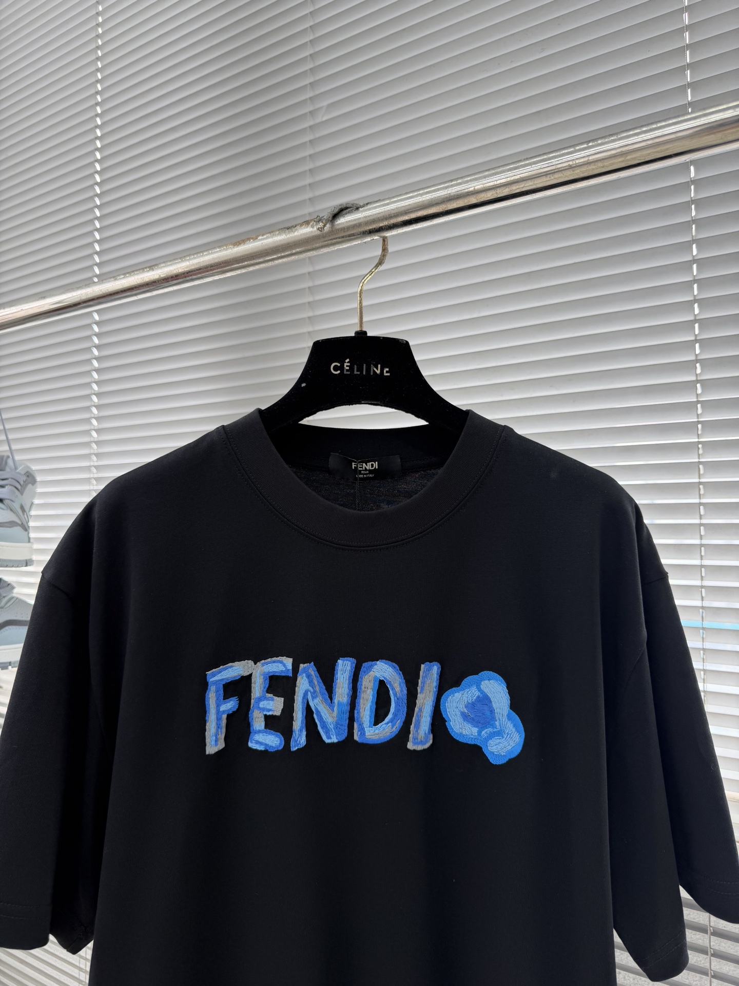 -FEND     2026春夏短袖，以多彩色贴布刺绣为主调，巧妙融入刺绣字母l元素，打破传统短袖的单调