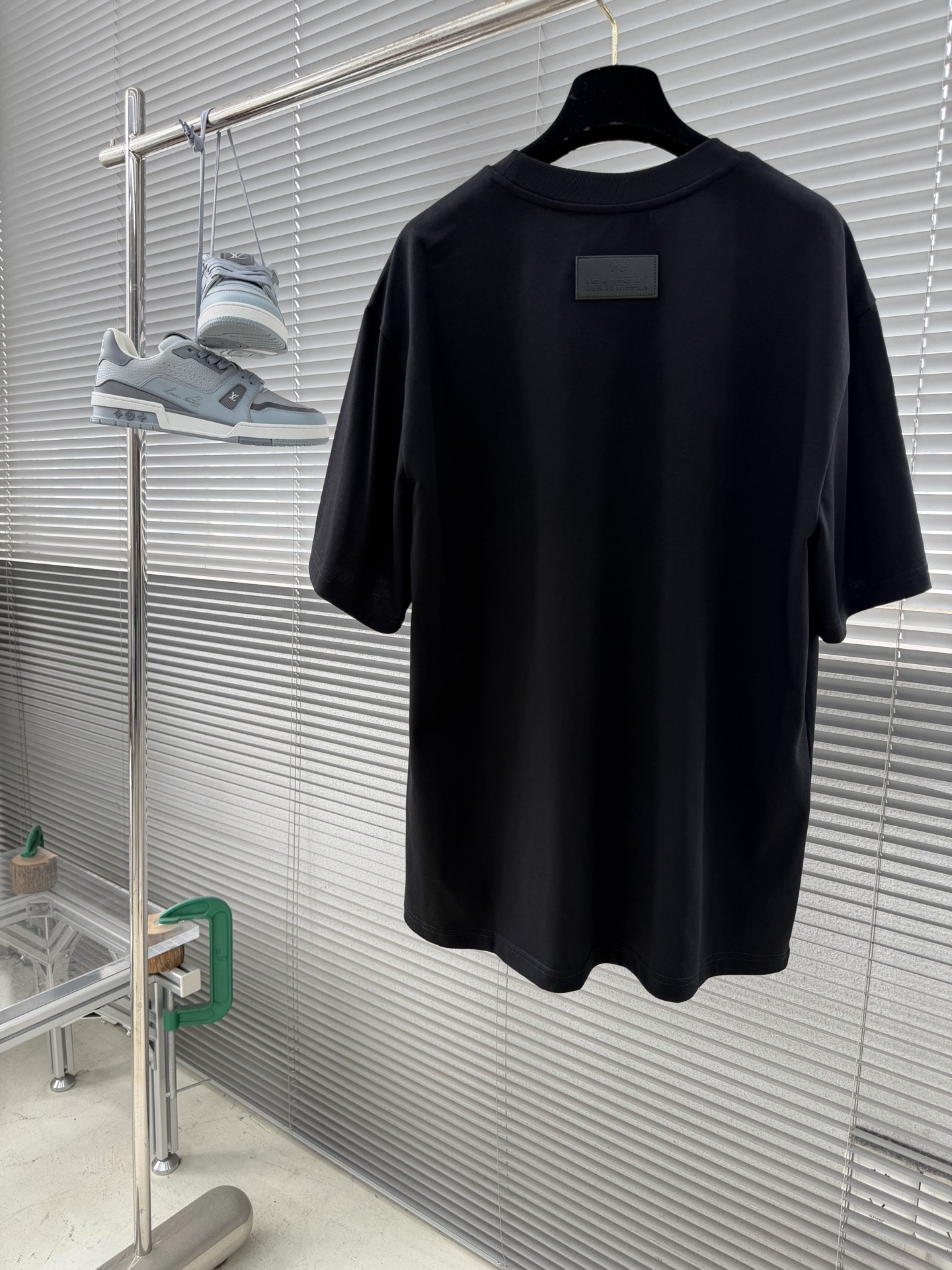 -Y-3 26春夏新品宽松版型短袖T恤，采用定制340g高克重棉面料，非常有质感。前后Logo标识呼应，