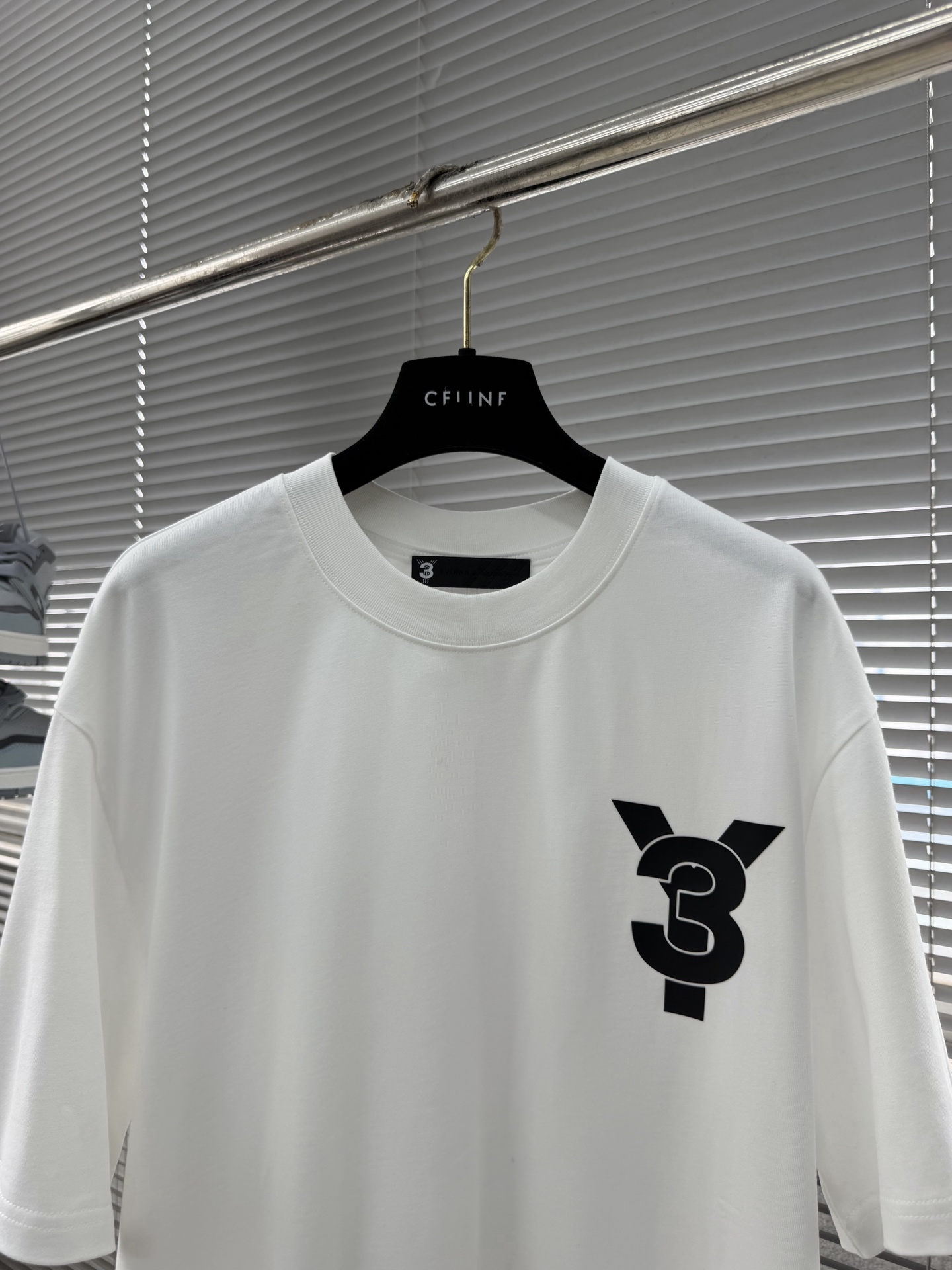 -Y-3 26春夏新品宽松版型短袖T恤，采用定制340g高克重棉面料，非常有质感。前后Logo标识呼应，
