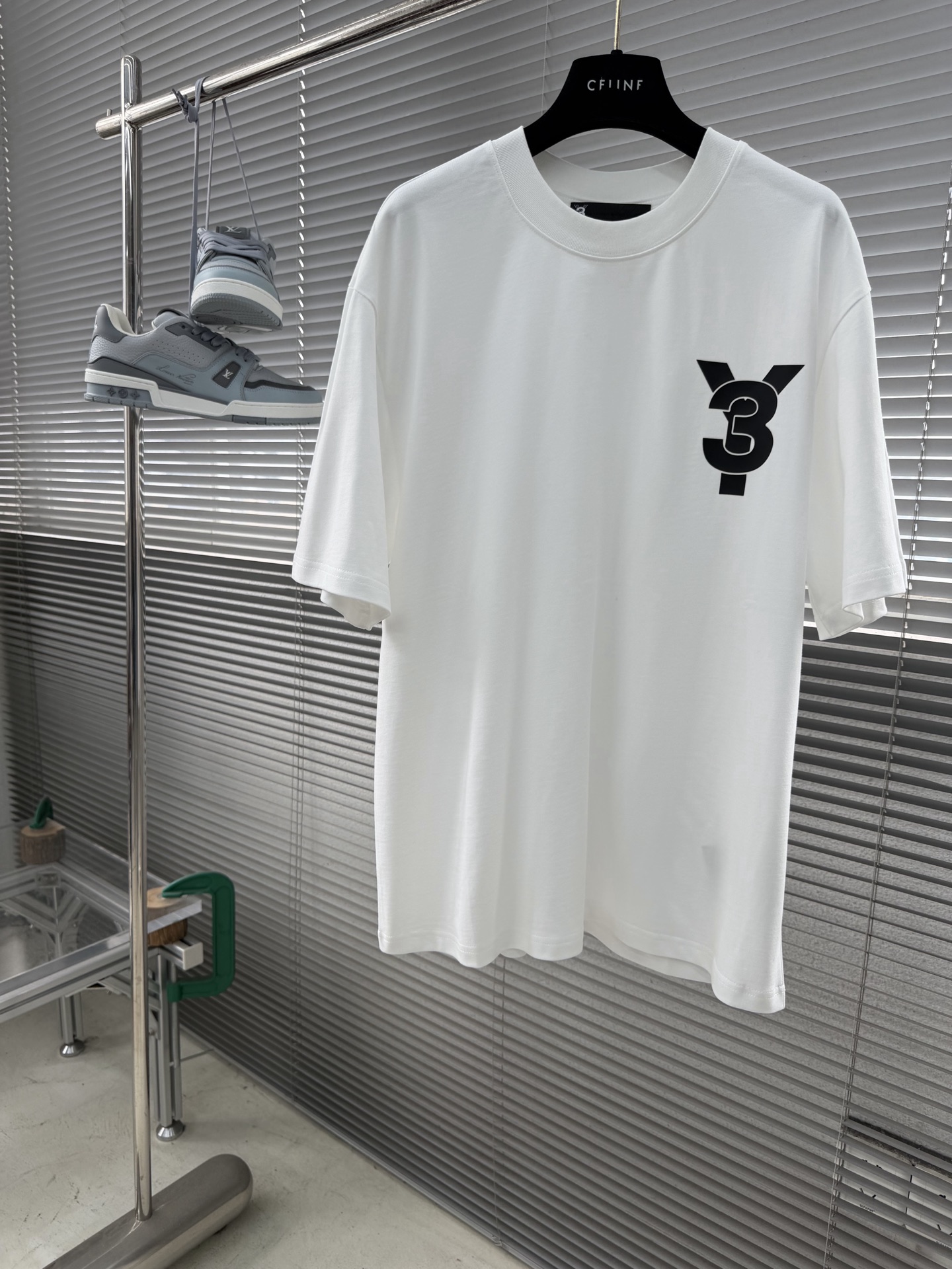 -Y-3 26春夏新品宽松版型短袖T恤，采用定制340g高克重棉面料，非常有质感。前后Logo标识呼应，