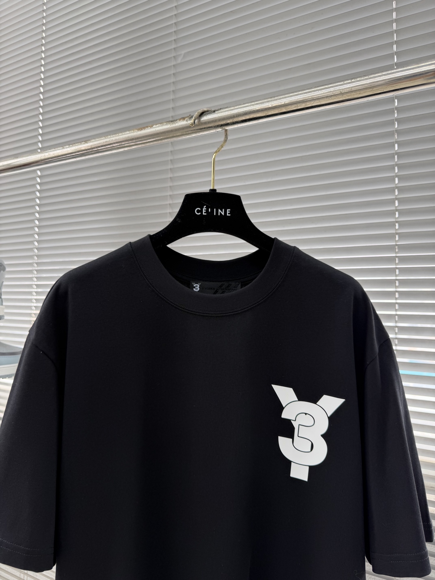 -Y-3 26春夏新品宽松版型短袖T恤，采用定制340g高克重棉面料，非常有质感。前后Logo标识呼应，