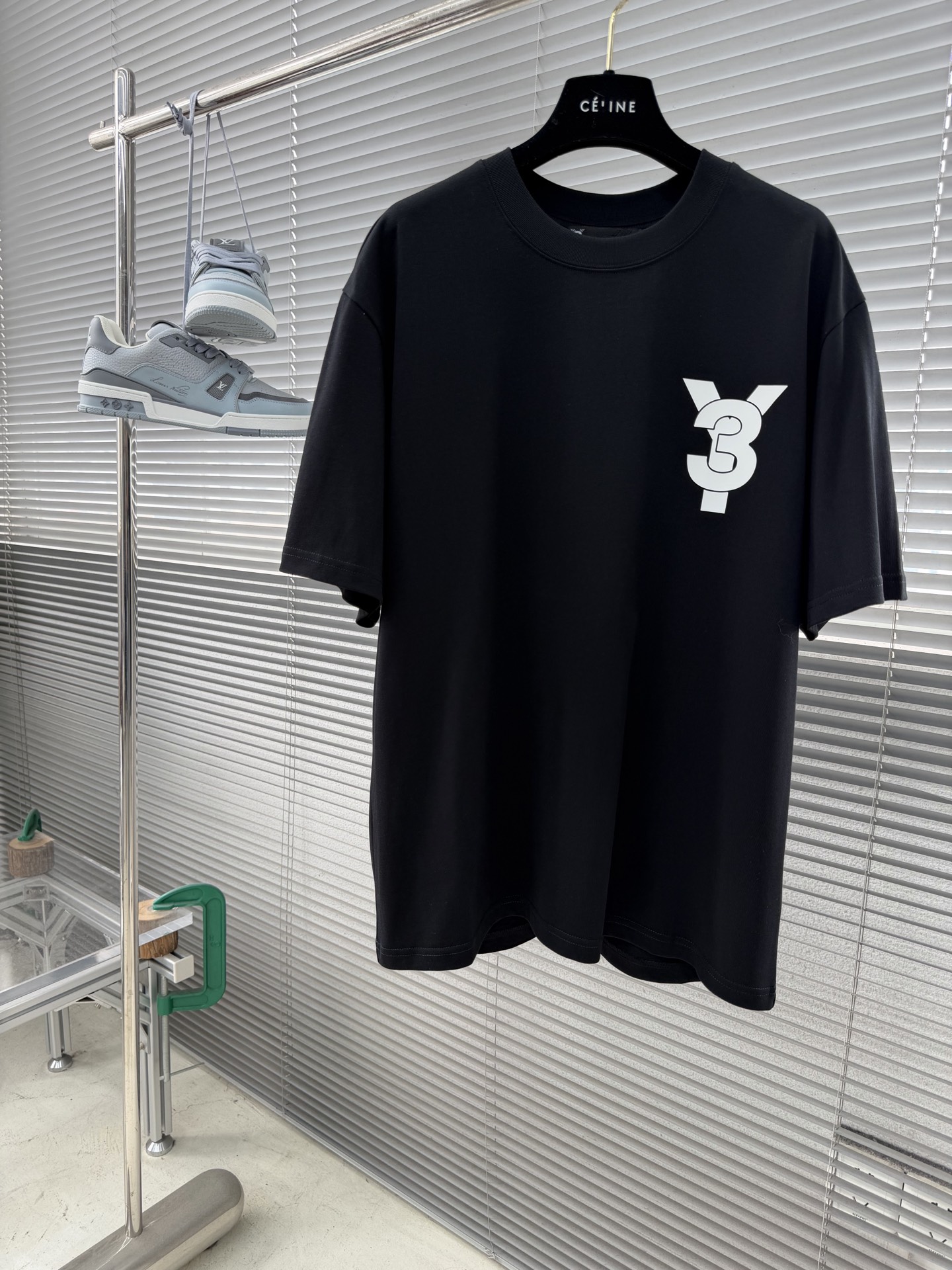 -Y-3 26春夏新品宽松版型短袖T恤，采用定制340g高克重棉面料，非常有质感。前后Logo标识呼应，