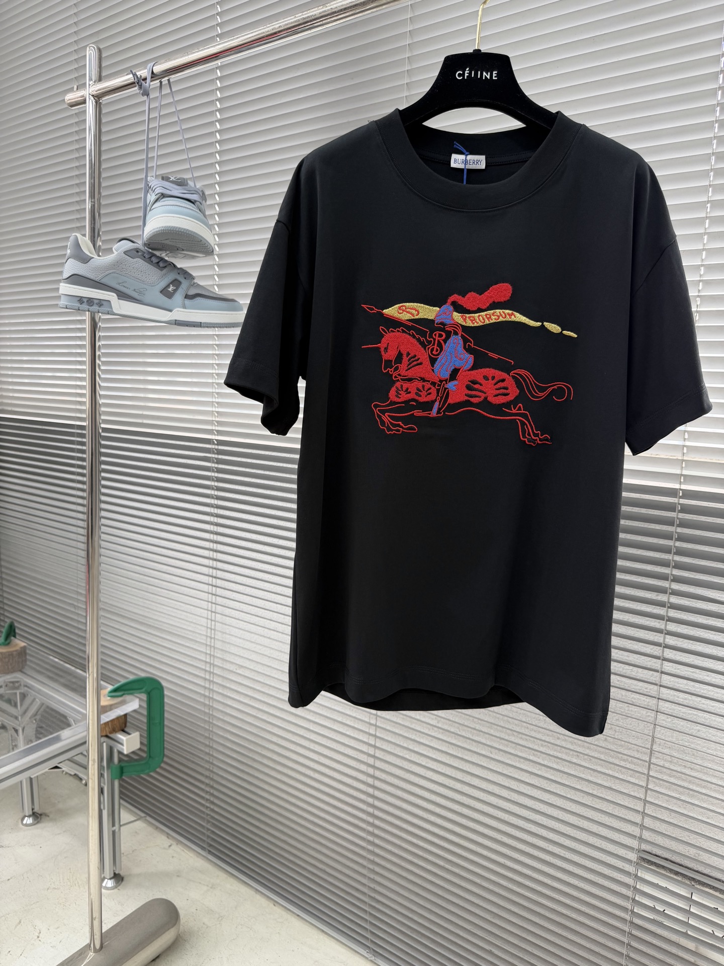 -BBR   26ss春夏新款战马刺绣T 恤衫，选用平织棉面料打造，呈现休闲版型。融入 Bur 马术骑士