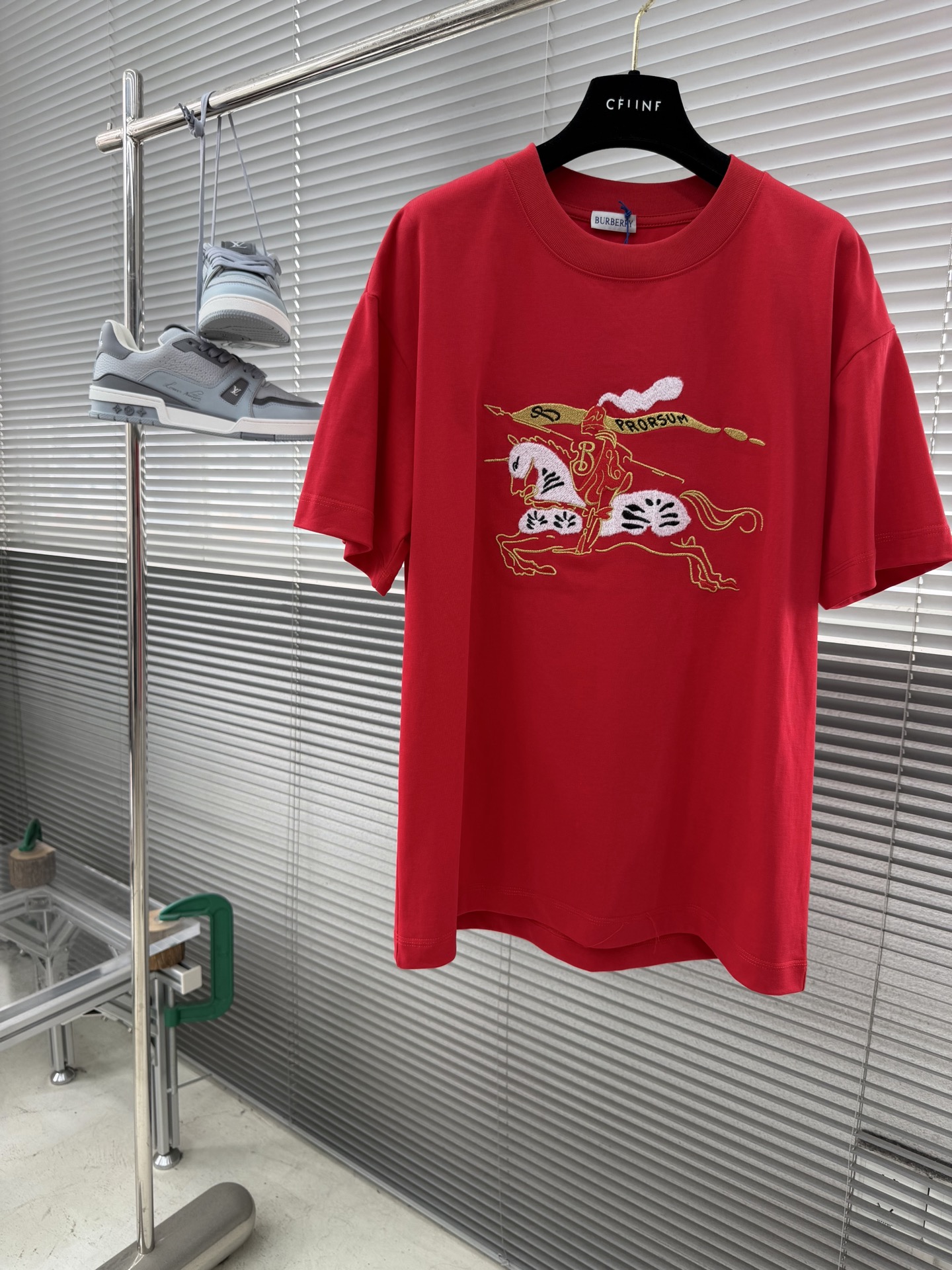 -BBR   26ss春夏新款战马刺绣T 恤衫，选用平织棉面料打造，呈现休闲版型。融入 Bur 马术骑士