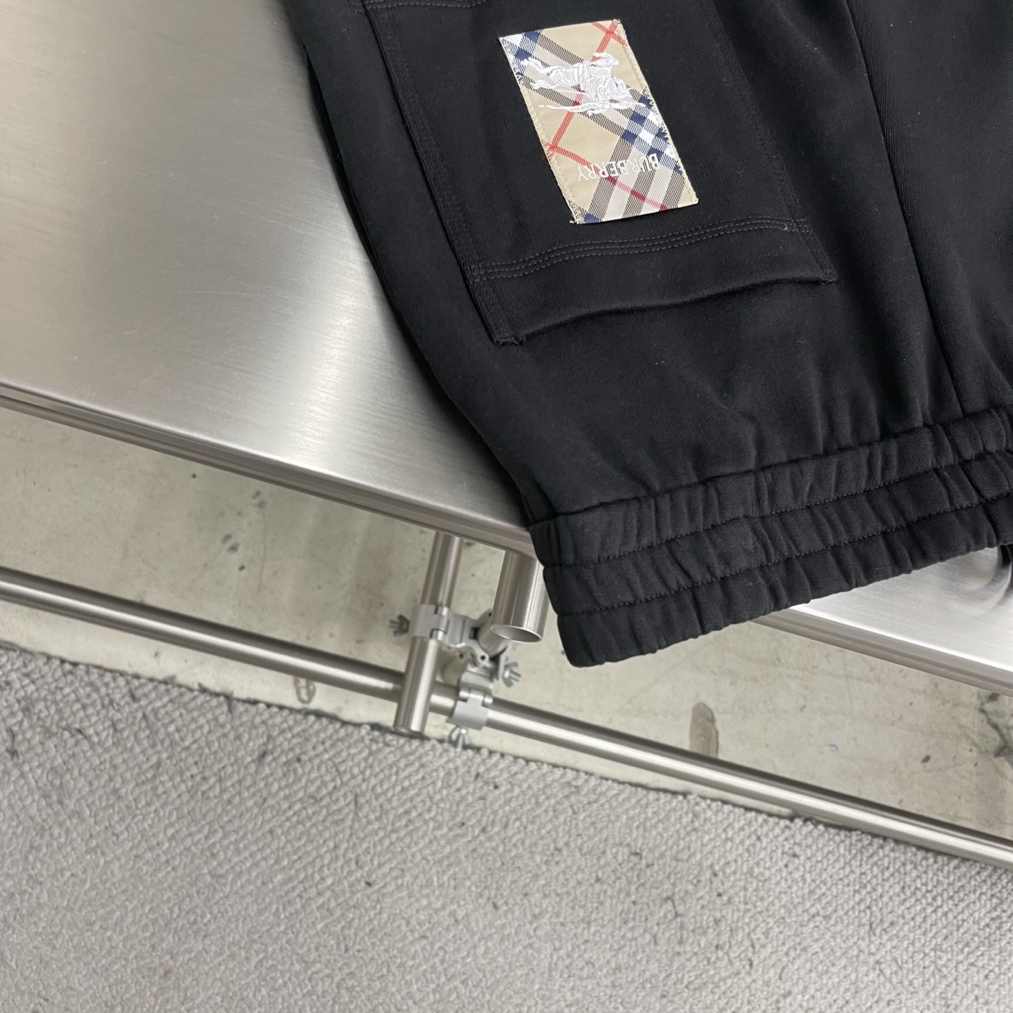 -BBR 棉质格纹贴花短裤选用轻盈的翻面绒棉质面料，以棉纤维为主要原料，正面是光滑的棉质表面，另一面经过