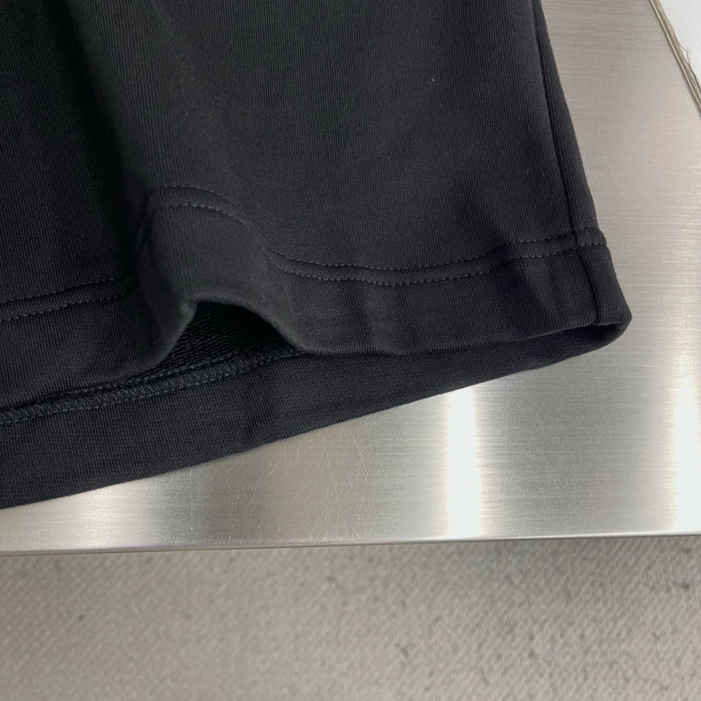 -BBR 棉质格纹贴花短裤选用轻盈的翻面绒棉质面料，以棉纤维为主要原料，正面是光滑的棉质表面，另一面经过