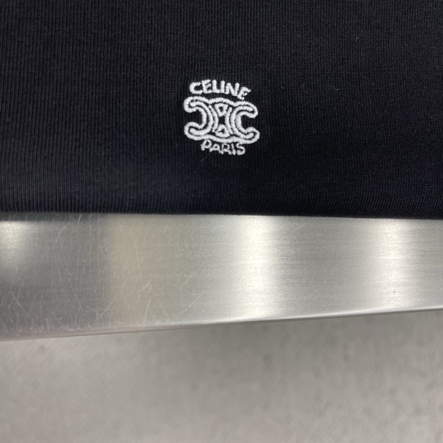 -Celin 饰刺绣长袖T恤精选优质长绒棉，无化学残留的纯棉材质温和不刺激，贴身穿不闷汗。紧密的平纹织法