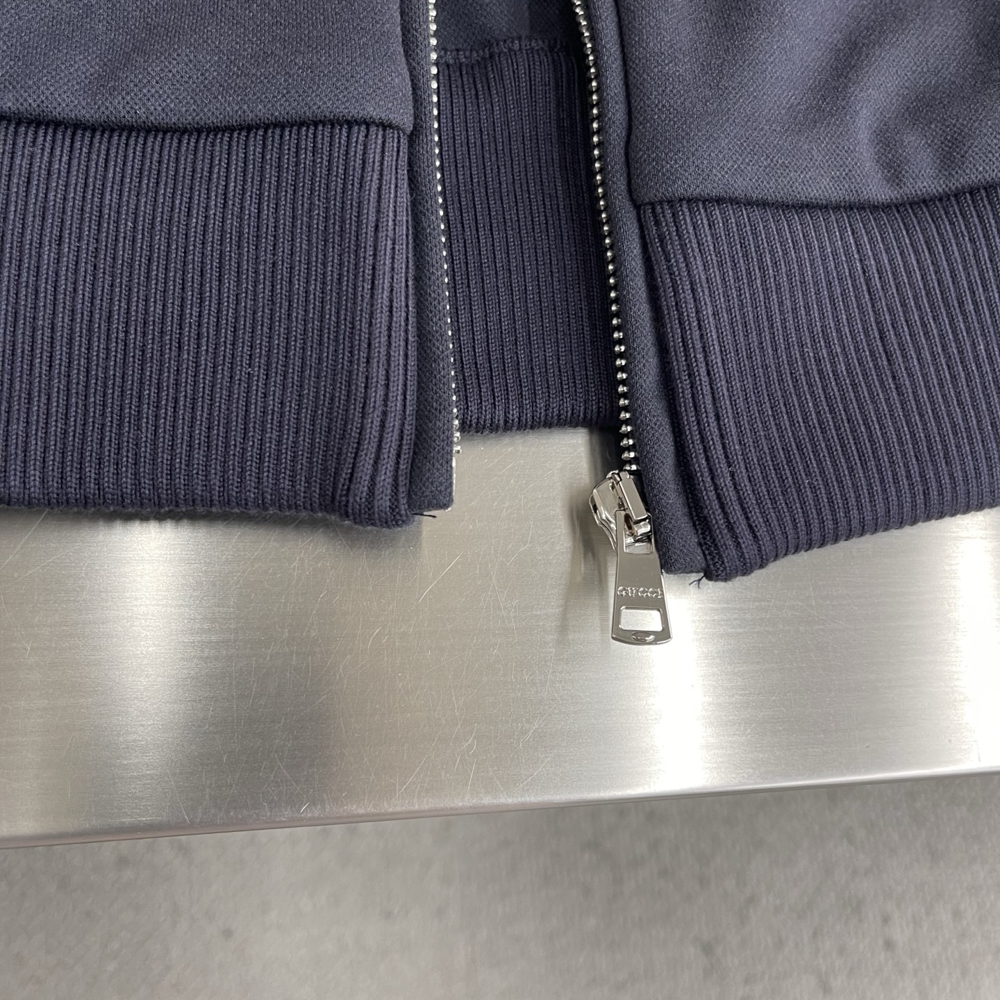 -GUCC 新款饰仿水晶平纹针织拉链夹克渐变效果仿水晶刺绣与品牌标志性面料（如GG帆布、平纹针织面料、针