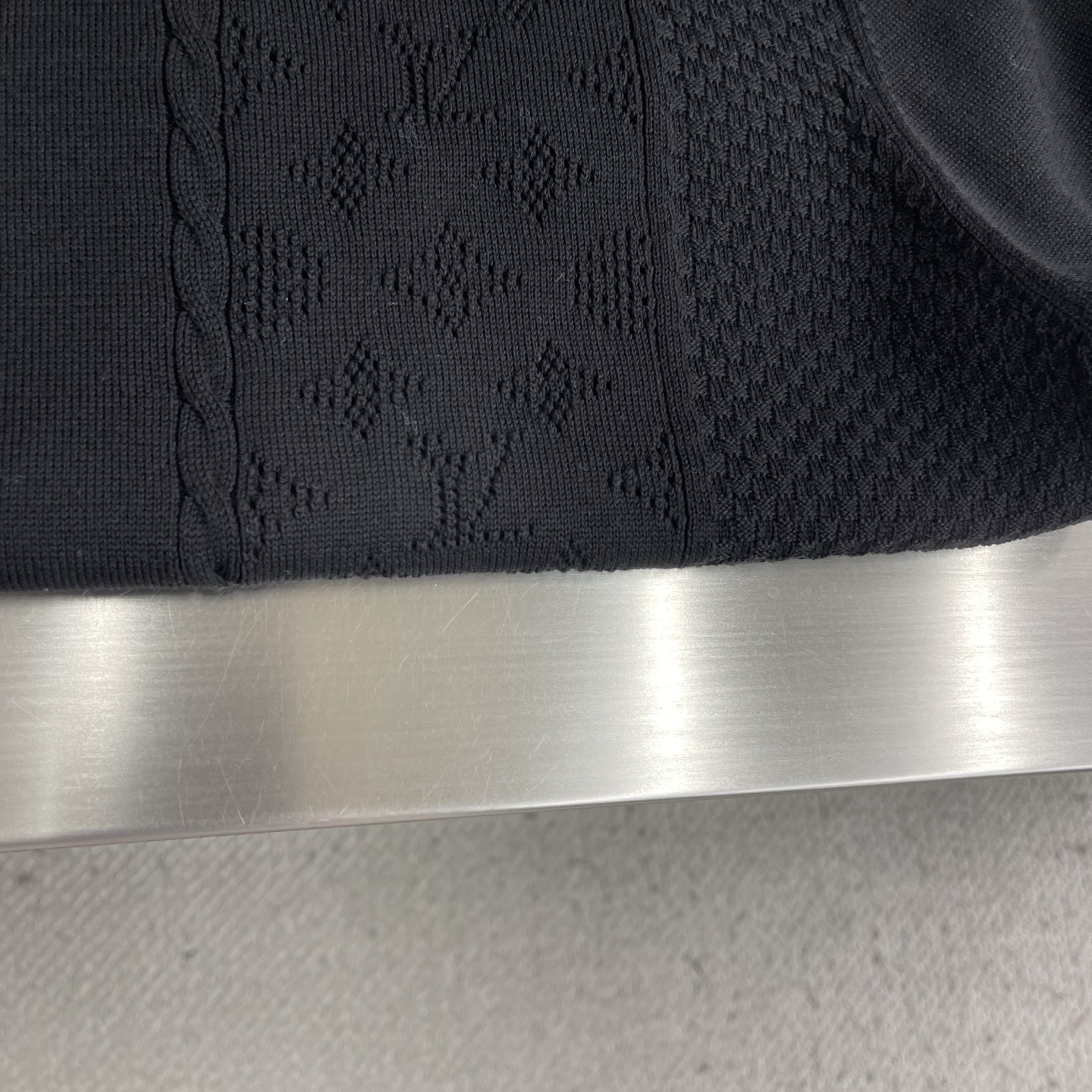 -驴牌 26ss 新款针织毛衣 这款优雅的黑色圆领上衣采用纯羊毛制成，正面缀以同色调Monogram刺绣