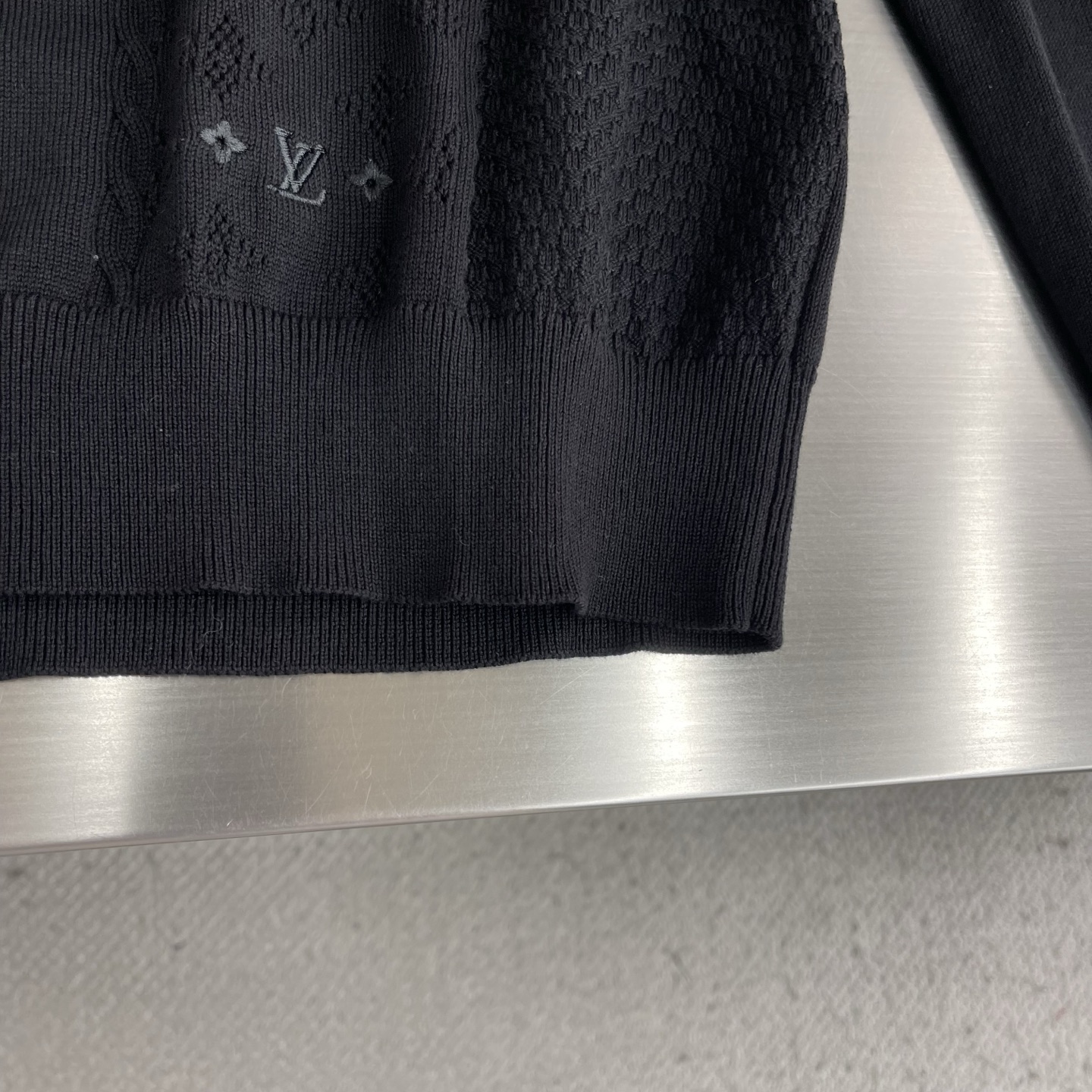 -驴牌 26ss 新款针织毛衣 这款优雅的黑色圆领上衣采用纯羊毛制成，正面缀以同色调Monogram刺绣