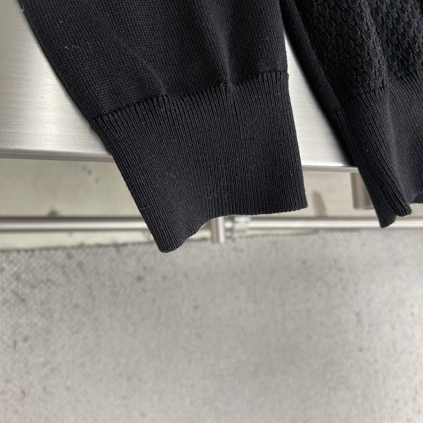 -驴牌 26ss 新款针织毛衣 这款优雅的黑色圆领上衣采用纯羊毛制成，正面缀以同色调Monogram刺绣