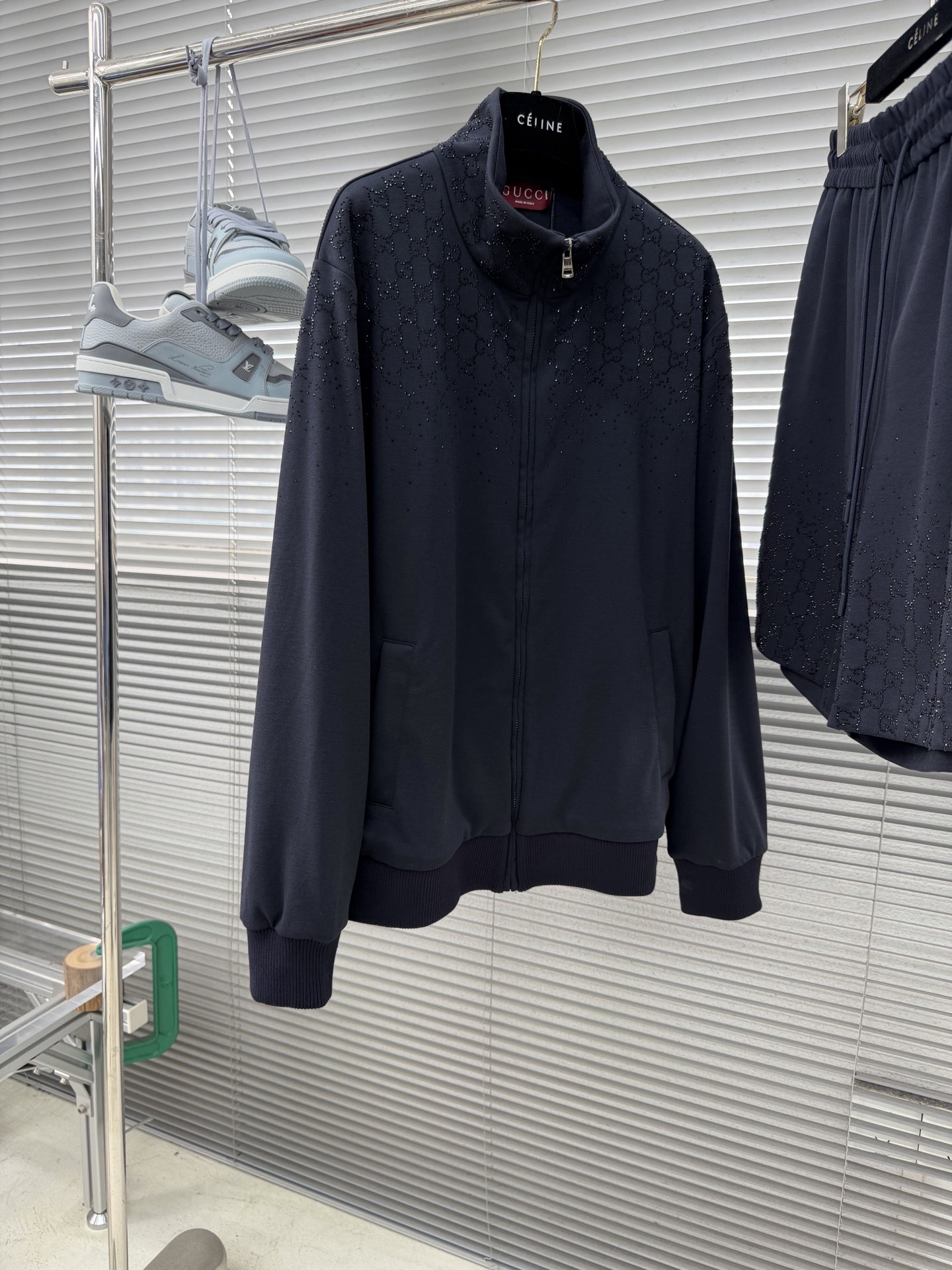 -GUCC 烫钻短裤采用深蓝色平纹针织面料匠心打造，饰以渐变GG仿水晶，一展精致魅力。码数：S.M.L.