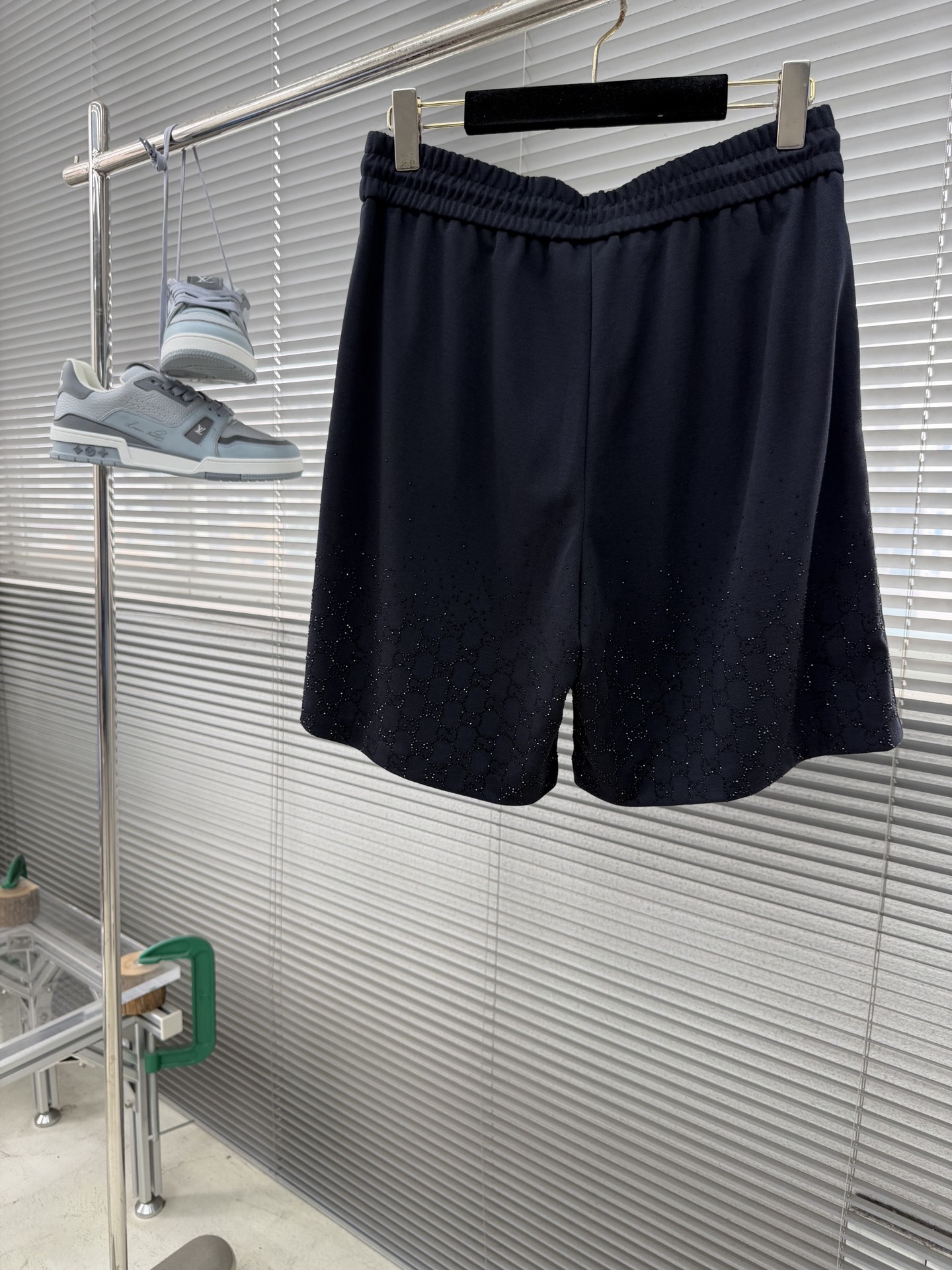 -GUCC 烫钻短裤采用深蓝色平纹针织面料匠心打造，饰以渐变GG仿水晶，一展精致魅力。码数：S.M.L.