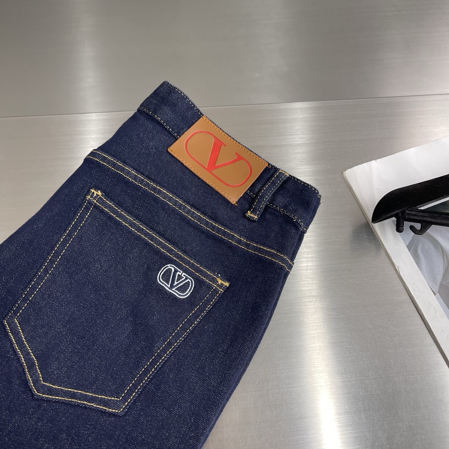 -VITN 26春夏爆款新品 纯正的湛蓝色系！经典原色系不退色牛仔长裤。柔软亲肤面料 重工定位洗水 奢华