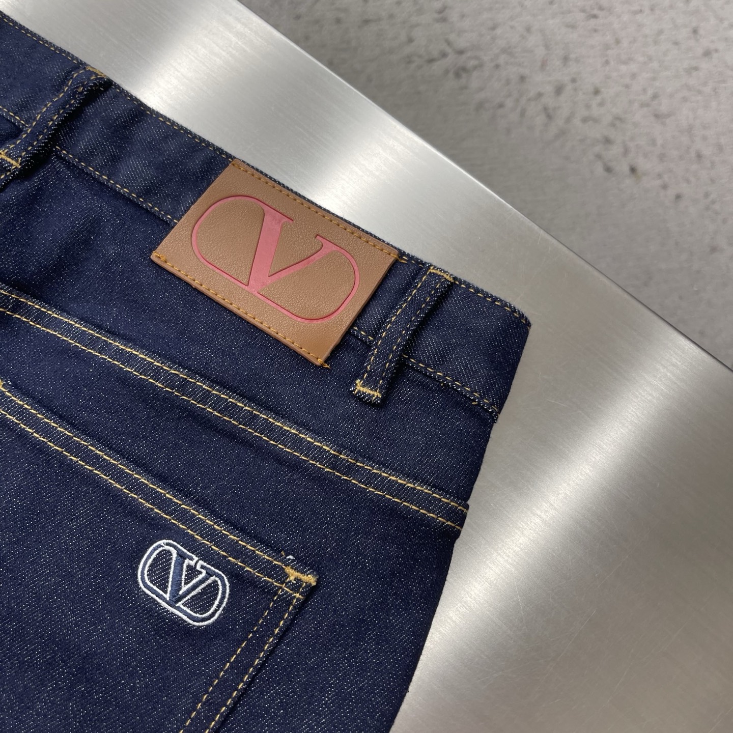 -VITN 26春夏爆款新品 纯正的湛蓝色系！经典原色系不退色牛仔长裤。柔软亲肤面料 重工定位洗水 奢华