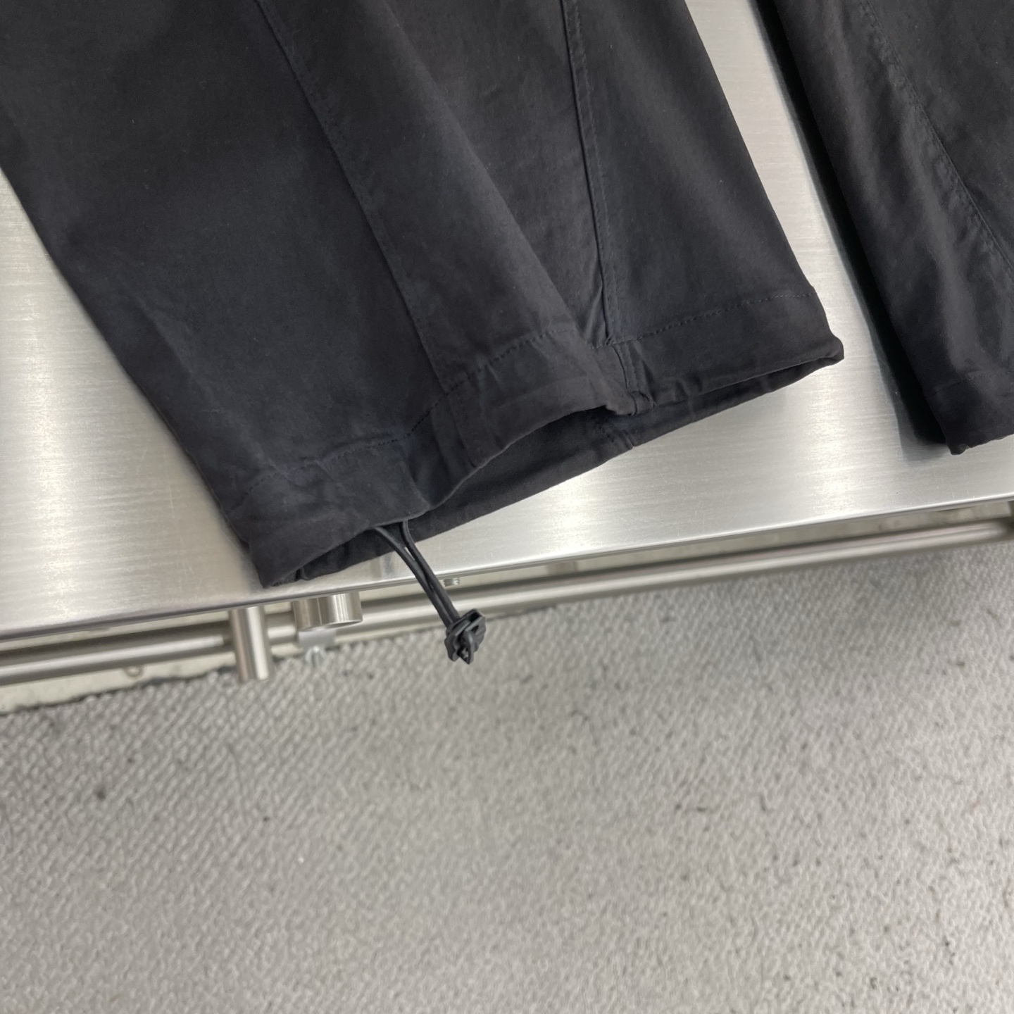 -Wang 大王 26年新款弯刀裤，粗斜纹洗水棉布 全衣重洗水 砂洗 洗后面料更柔软亲肤，裤脚侧向饰有 