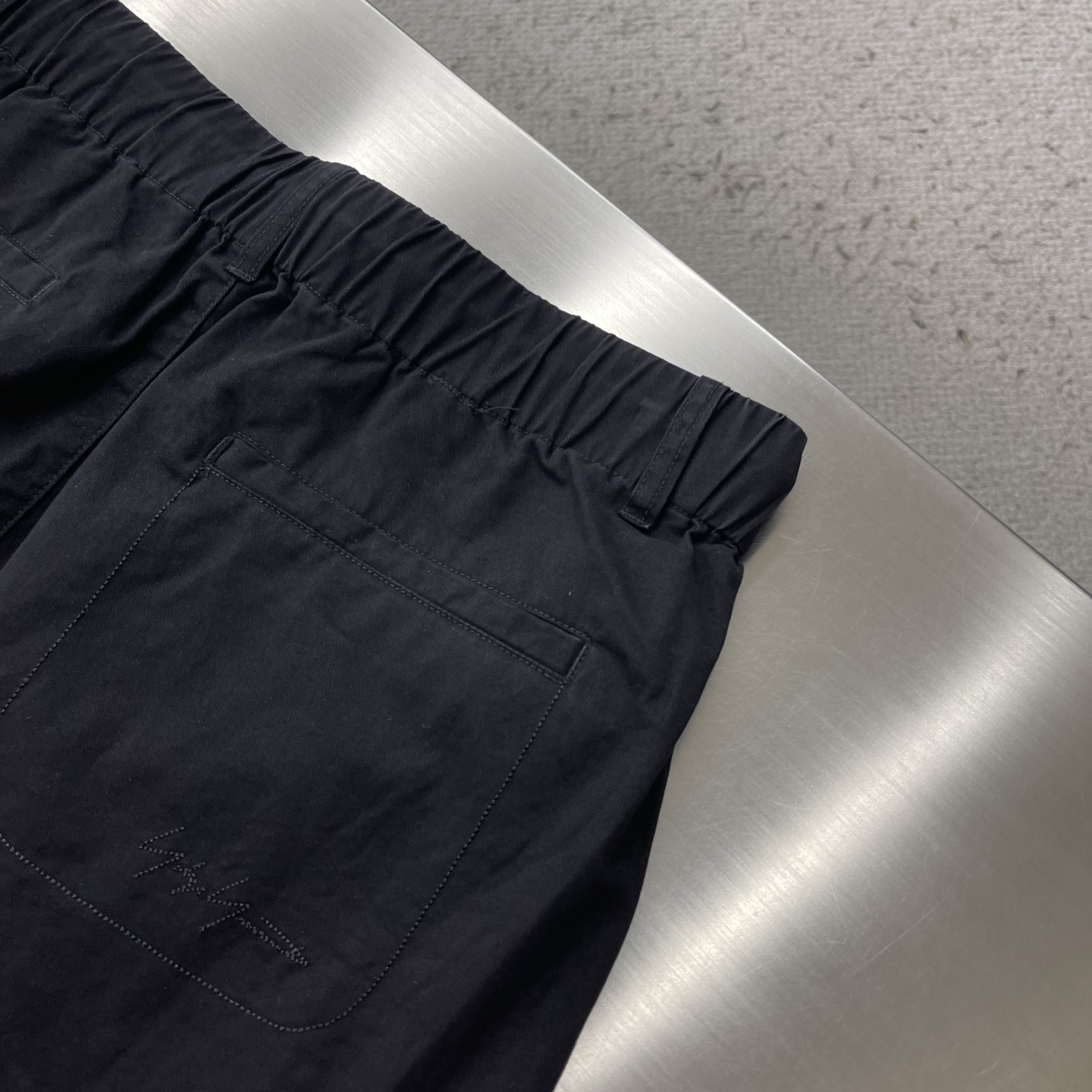 -Y-3 26早春新款休闲卫裤！高级定制面料透气面料，细节无可挑剔，顶级辅料配备，原版logo设计理念，