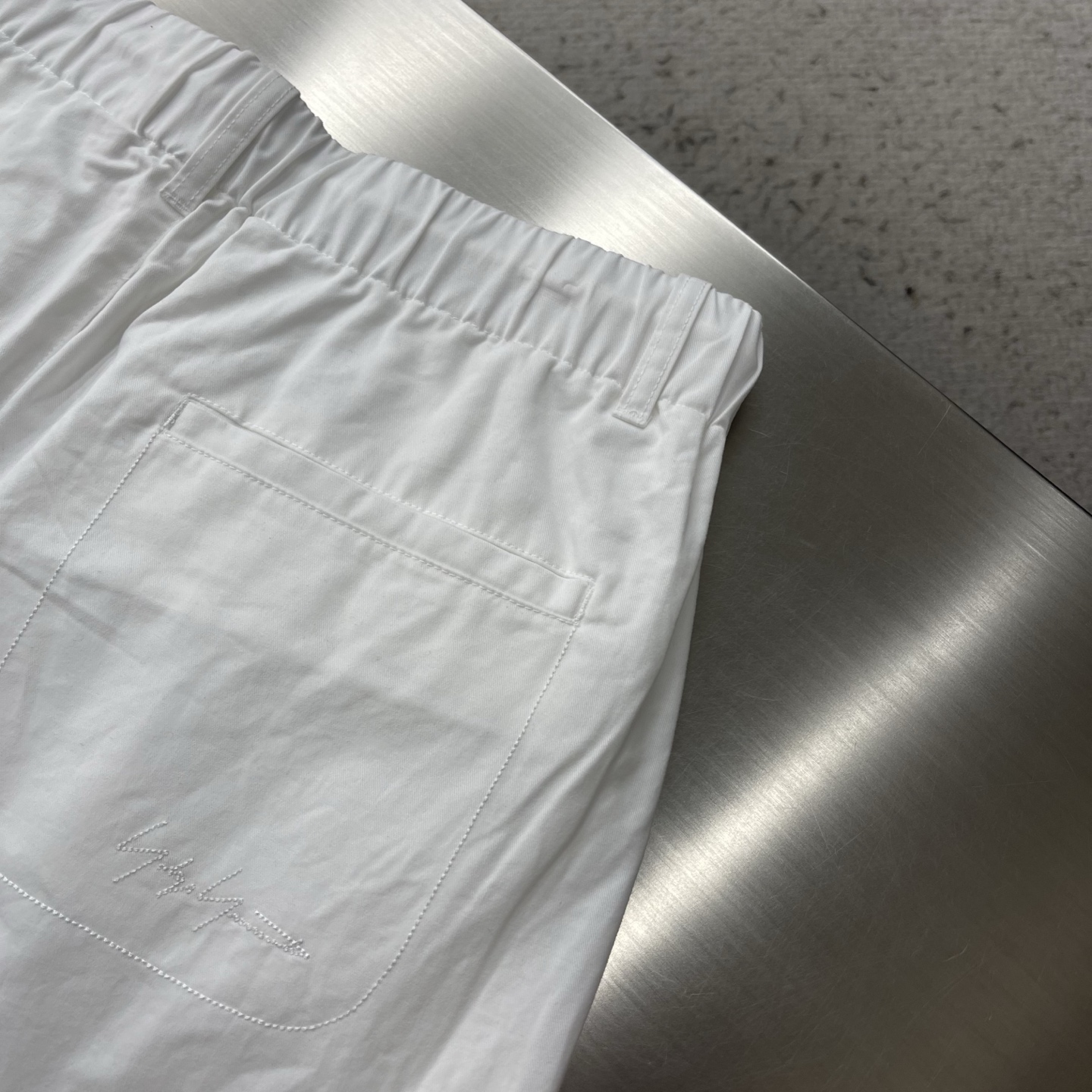 -Y-3 26早春新款休闲卫裤！高级定制面料透气面料，细节无可挑剔，顶级辅料配备，原版logo设计理念，