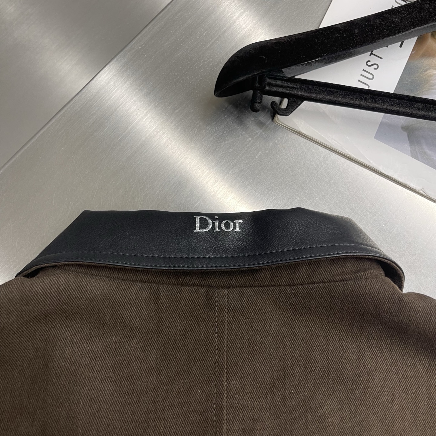 -Dio 新款美式复古风PU皮拼接夹克！哈灵顿翻领设计，深棕主色+PU皮领，层次感满满!短款版型，金属纽
