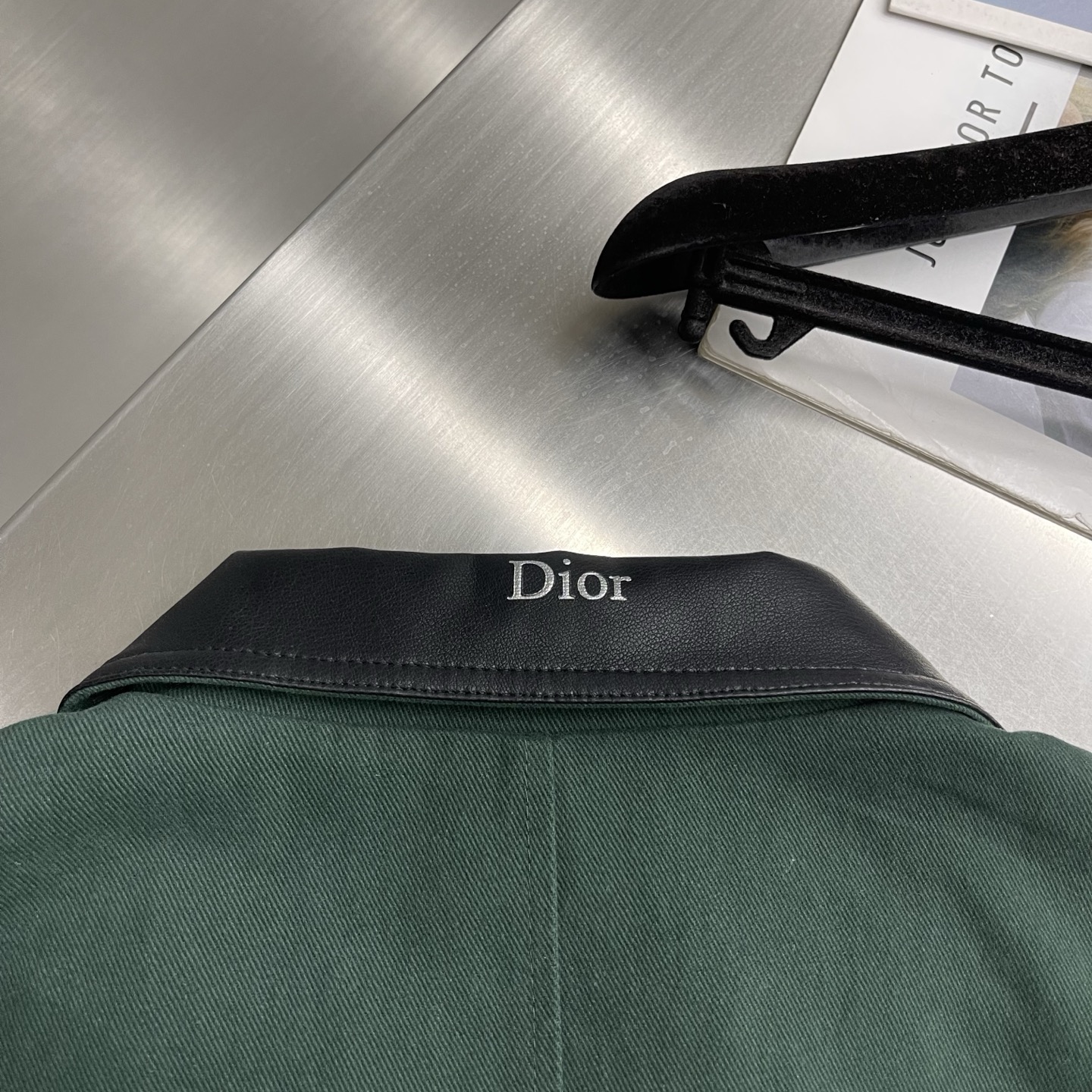 -Dio 新款美式复古风PU皮拼接夹克！哈灵顿翻领设计，深棕主色+PU皮领，层次感满满!短款版型，金属纽