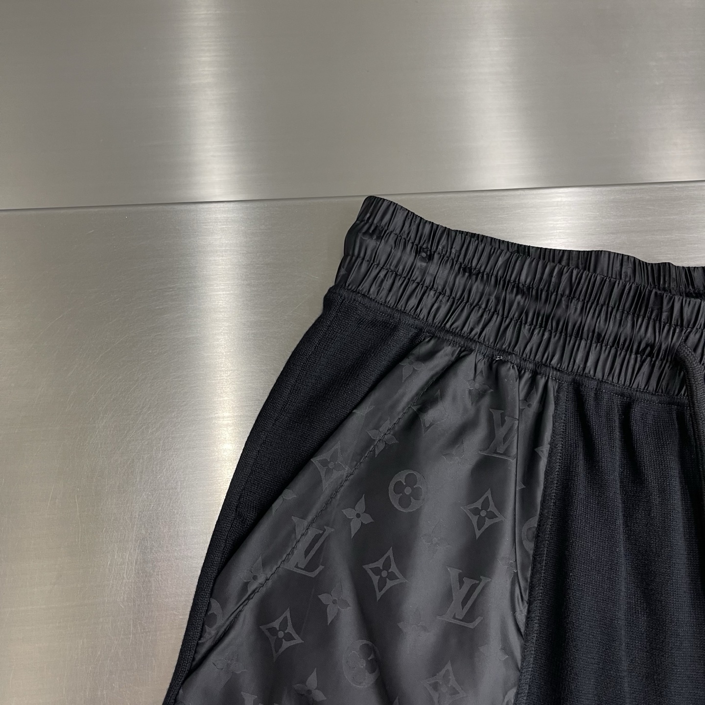 -驴牌 26ss新款短裤取材素雅棉质针织，以莹泽 Monogram 锦纶嵌饰点亮口袋贴袋形饰片。可搭配同